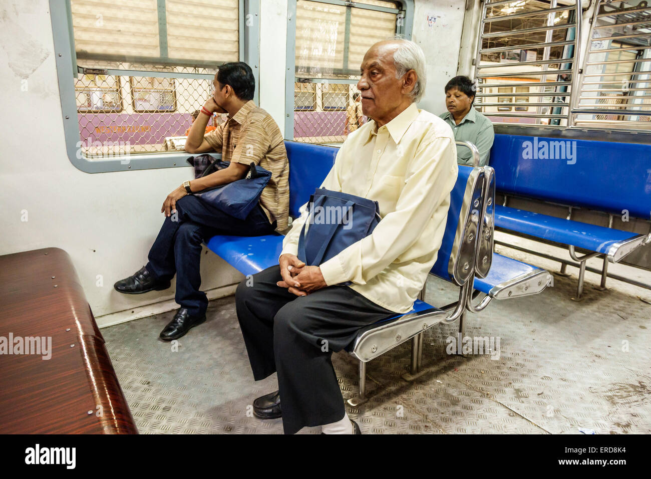 Mumbai Inde,Indian Asian,Churchgate Railway Station,Western Line,train,transports en commun,riders,passagers passagers rider riders,assis assis, Banque D'Images