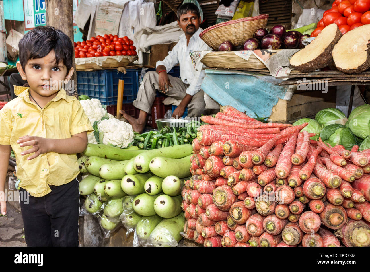 Mumbai Inde,Indien asiatique,Basse Parel,marché du dimanche,producestants,stands,stand,stands,vendeur,vendeurs,marchand,shopping shopper shoppers shop marques Banque D'Images