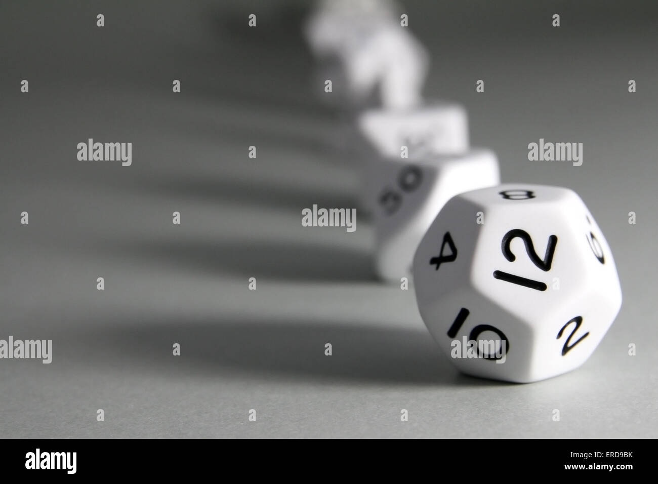 Un dodécaèdre blanc régulier dés avec plusieurs autres solides platoniciens dice sur l'arrière-plan Banque D'Images