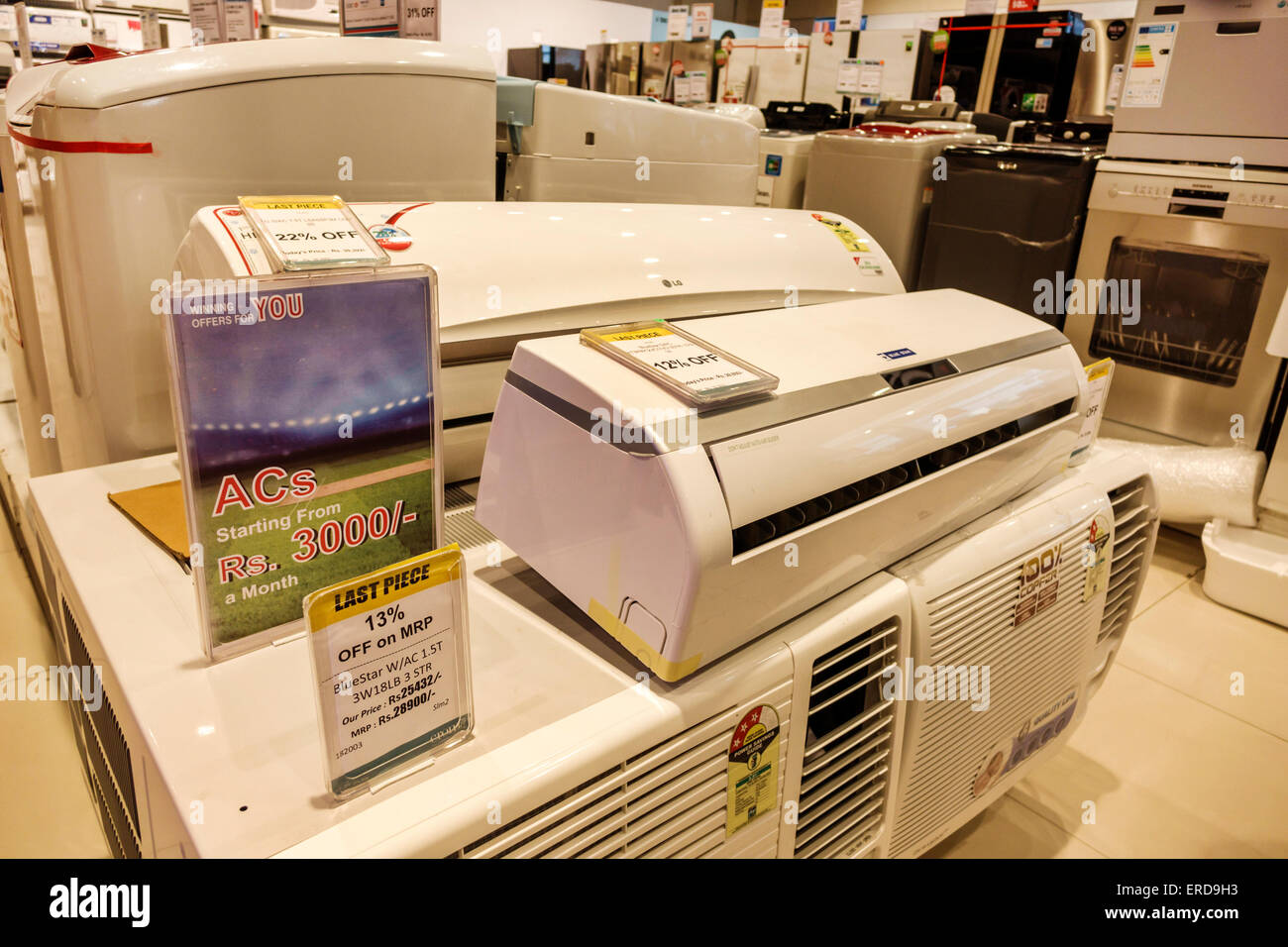 Mumbai Inde, Lower Parel, High Street Phoenix, centre commercial, intérieur, shopping shoppers magasins marché marchés achats vente, retai Banque D'Images