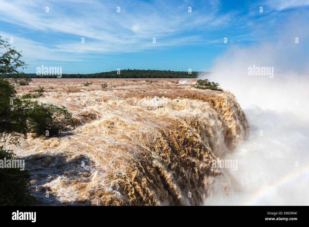 En cascade, chutes d'Iguaçu du côté brésilien, de pulvériser et de brume contre un ciel bleu sur une journée ensoleillée Banque D'Images