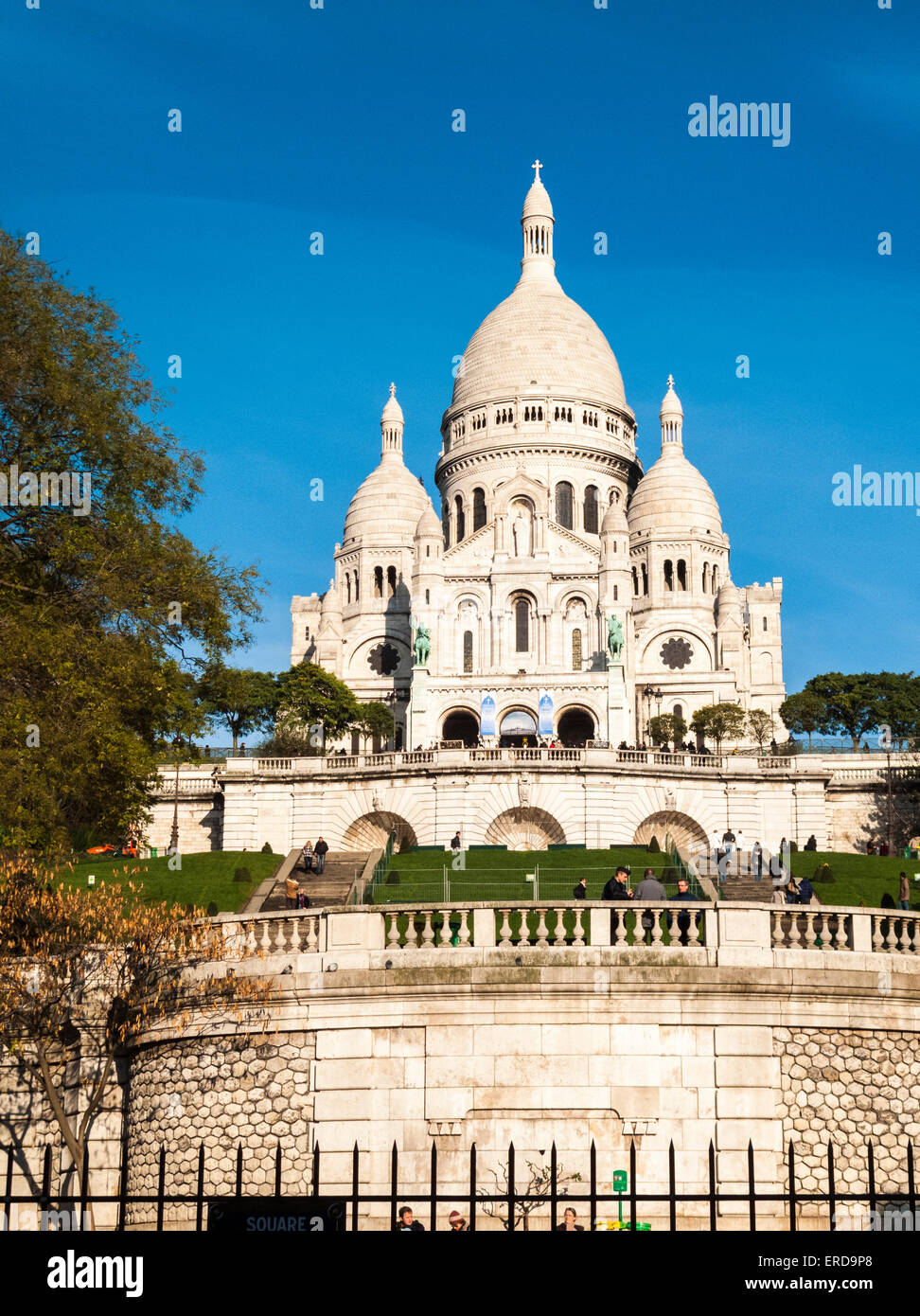Basilique du Sacré-Coeur de travertin étincelant, Montmartre, 18ème arrondissement, Paris, France sur une journée ensoleillée avec un ciel bleu Banque D'Images