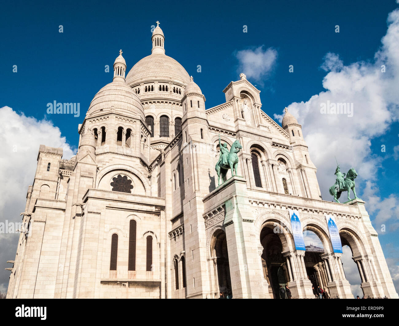Basilique du Sacré-Coeur de travertin étincelant, Montmartre, 18ème arrondissement, Paris, France sur une journée ensoleillée avec un ciel bleu Banque D'Images