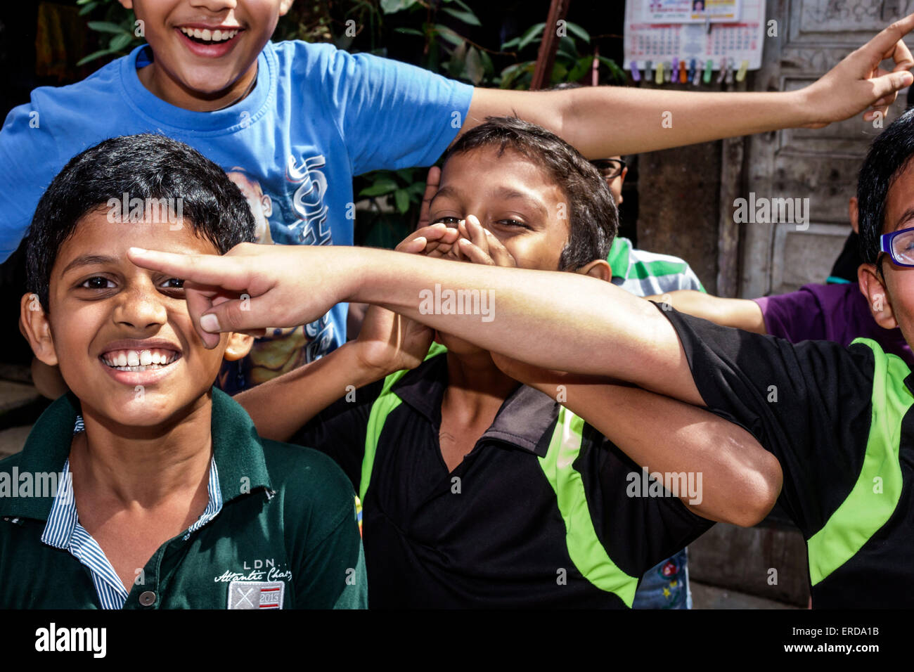 Mumbai Inde, Indien asiatique, Basse Parel, cour, garçon garçons lad lads enfant enfants enfants enfants, amis, jouer, Hari Baug Box Cricket League, centre ville Banque D'Images