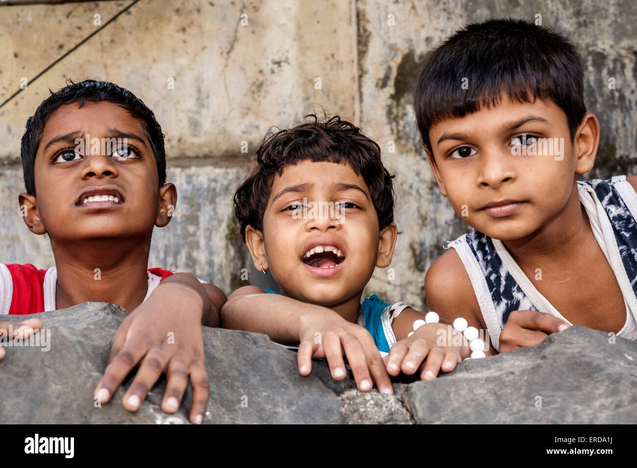 Mumbai Inde,Lower Parel,garçons garçons garçons enfants filles,jeunes filles,amis,India150301155 Banque D'Images