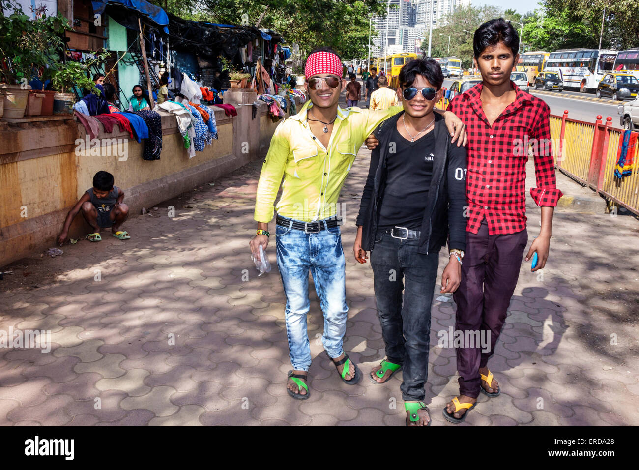 Mumbai Inde,Mahalaxmi,Mahalakshmi Nagar,Mahalakshmi Nagar,homme hommes,amis,marche,bien habillé,lunettes de soleil,India150301172 Banque D'Images