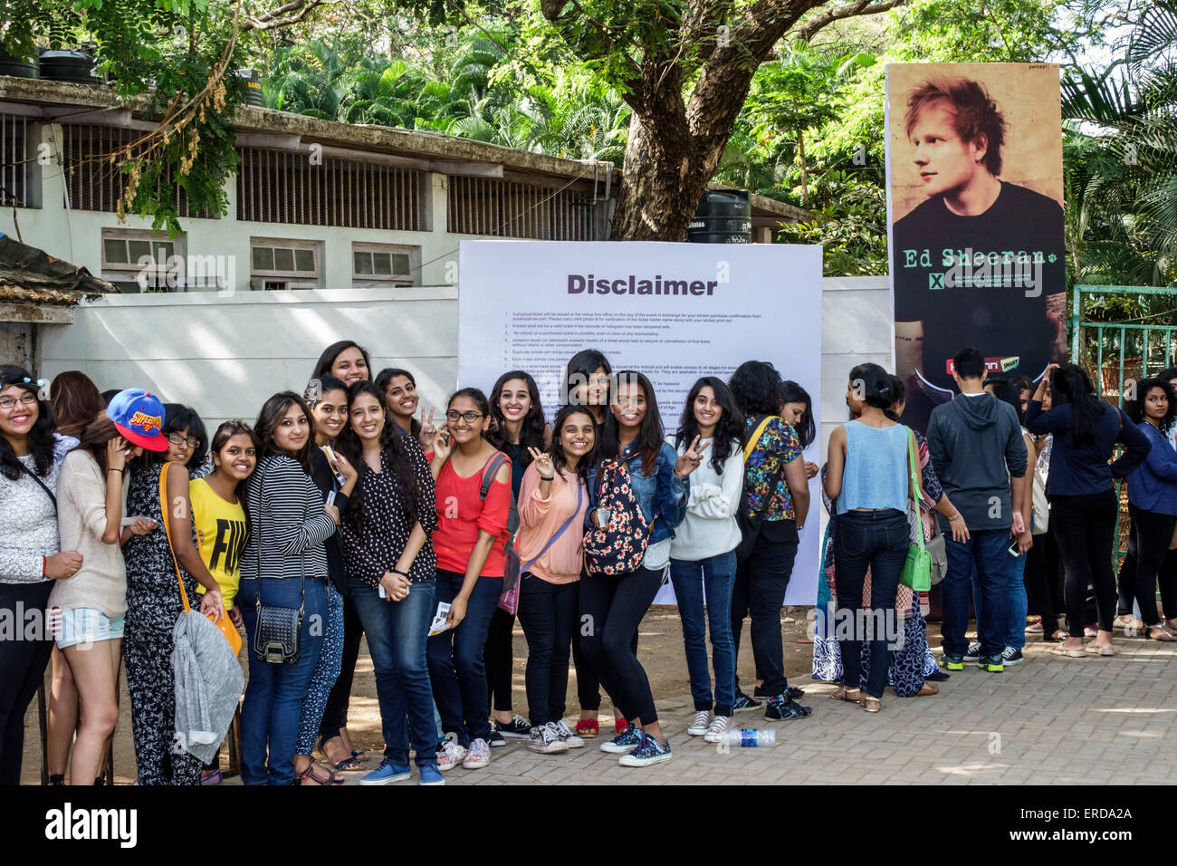 Mumbai Inde,Mahalaxmi,Mahalakshmi Nagar,Mahalakshmi Nagar,course de course,Ed Sheeran concert,box office,fans,avant,ligne,queue,queue,queue,queue,femme wome Banque D'Images