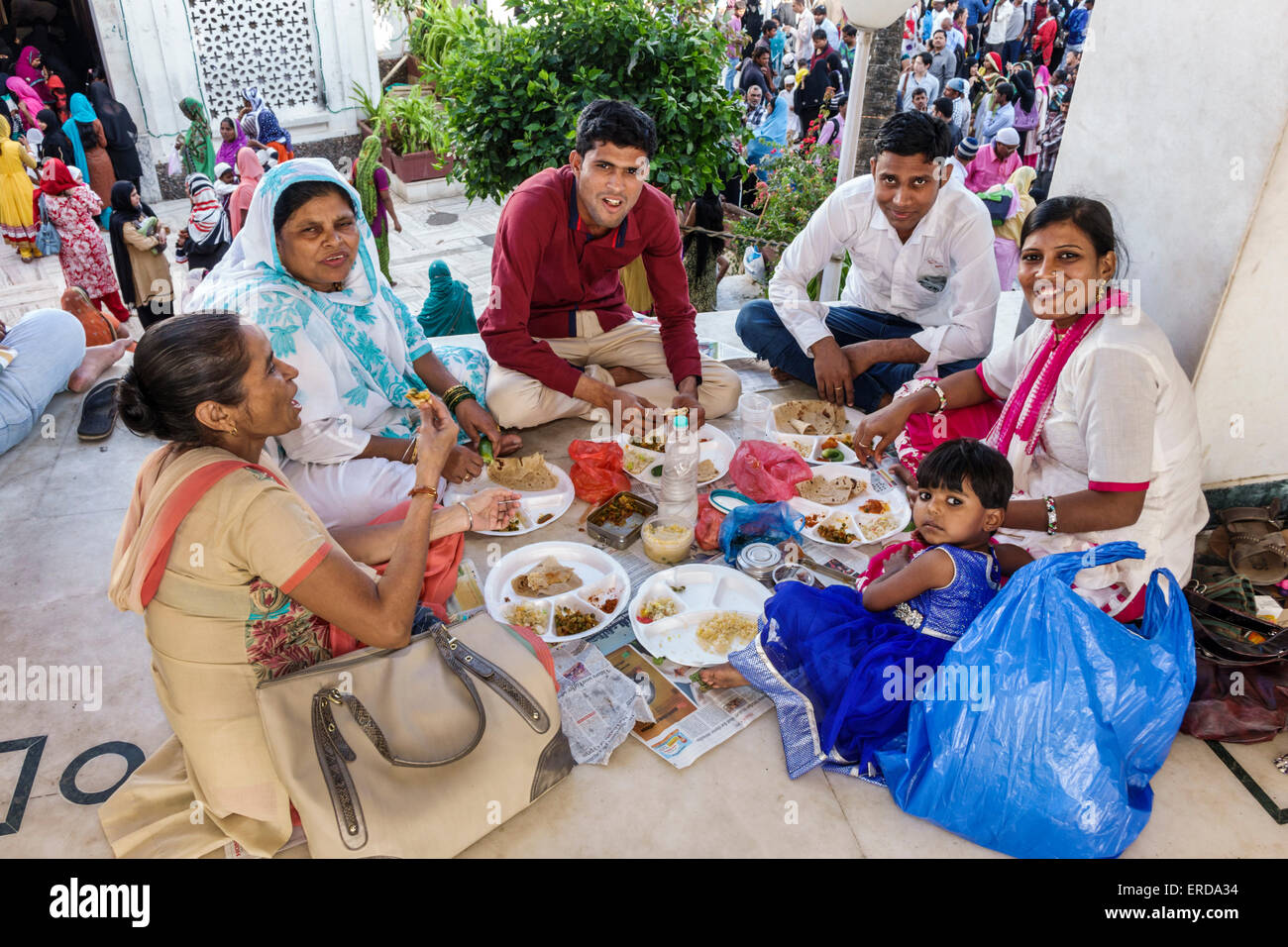 Mumbai Inde,Worli,Haji Ali Dargah,mosquée,Indo-architecture islamique,Sayyed Peer Haji Ali Shah tombeau Bukhari,cour en marbre,femme femme femme femme,mère, Banque D'Images