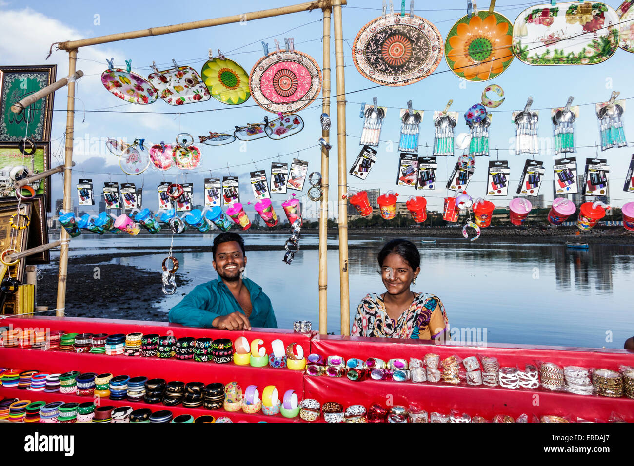 Mumbai Inde,Worli,Haji Ali Dargah,mosquée,tombeau,causeway,souvenirstall,étals,stand,stands,vendeurs,marchand,marché,plaques,bracelets, Banque D'Images