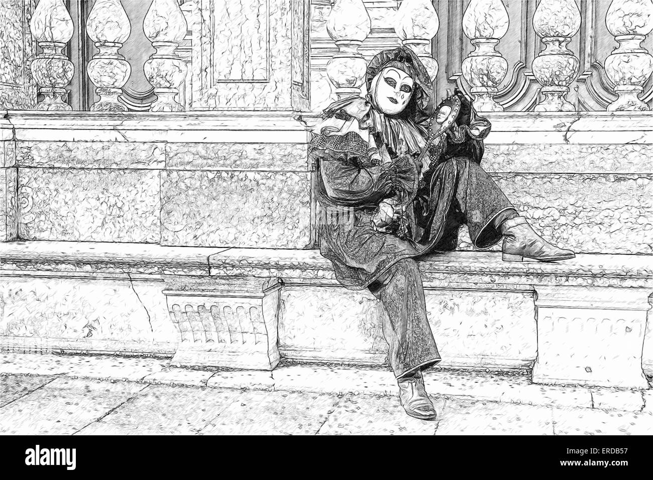 Photo illustration de l'homme en costume assis à la base du Campanile de la Place Saint Marc à Venise pendant le carnaval. Banque D'Images