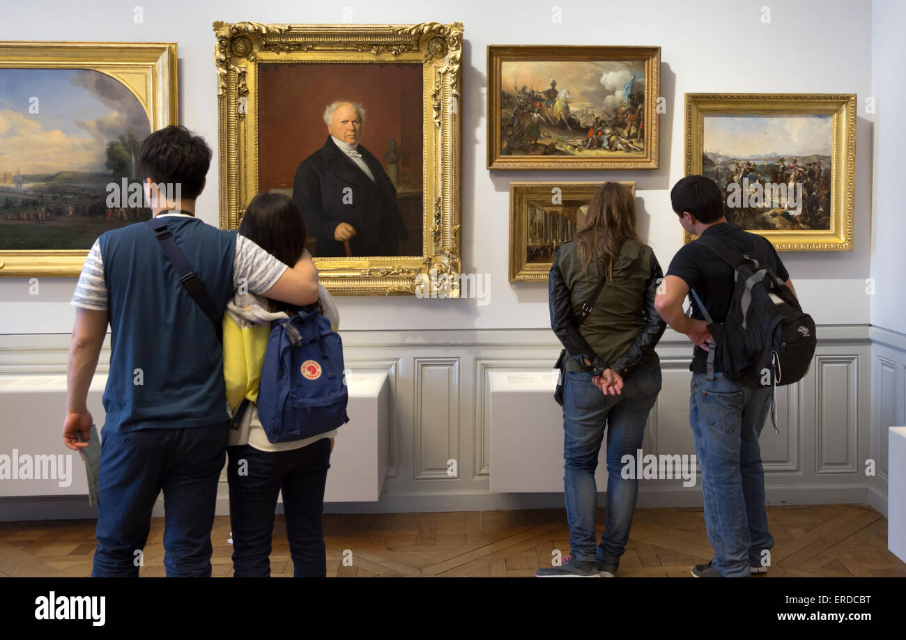 Les touristes et les peintures au Château de Versailles dont un portrait de l'architecte Eugène-Charles-Frédéric Nepveu Banque D'Images