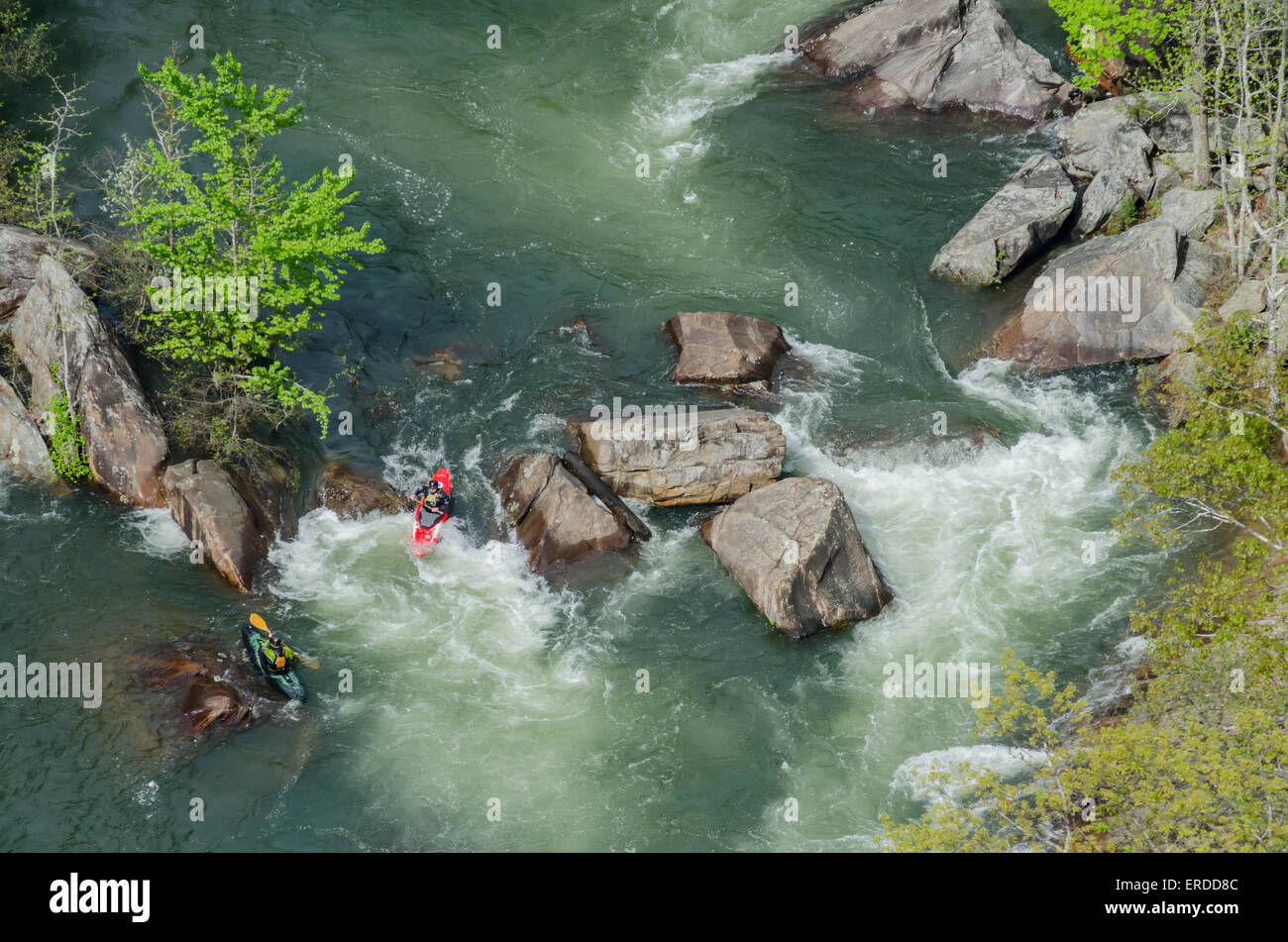 Deux kayakistes attaquer rapids blancs de l'eau Banque D'Images