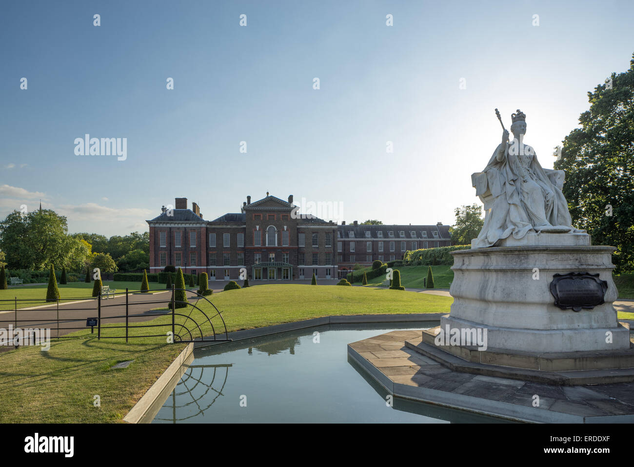 Le palais de Kensington, Londres. Princess Louise's statue de la reine Victoria. Banque D'Images