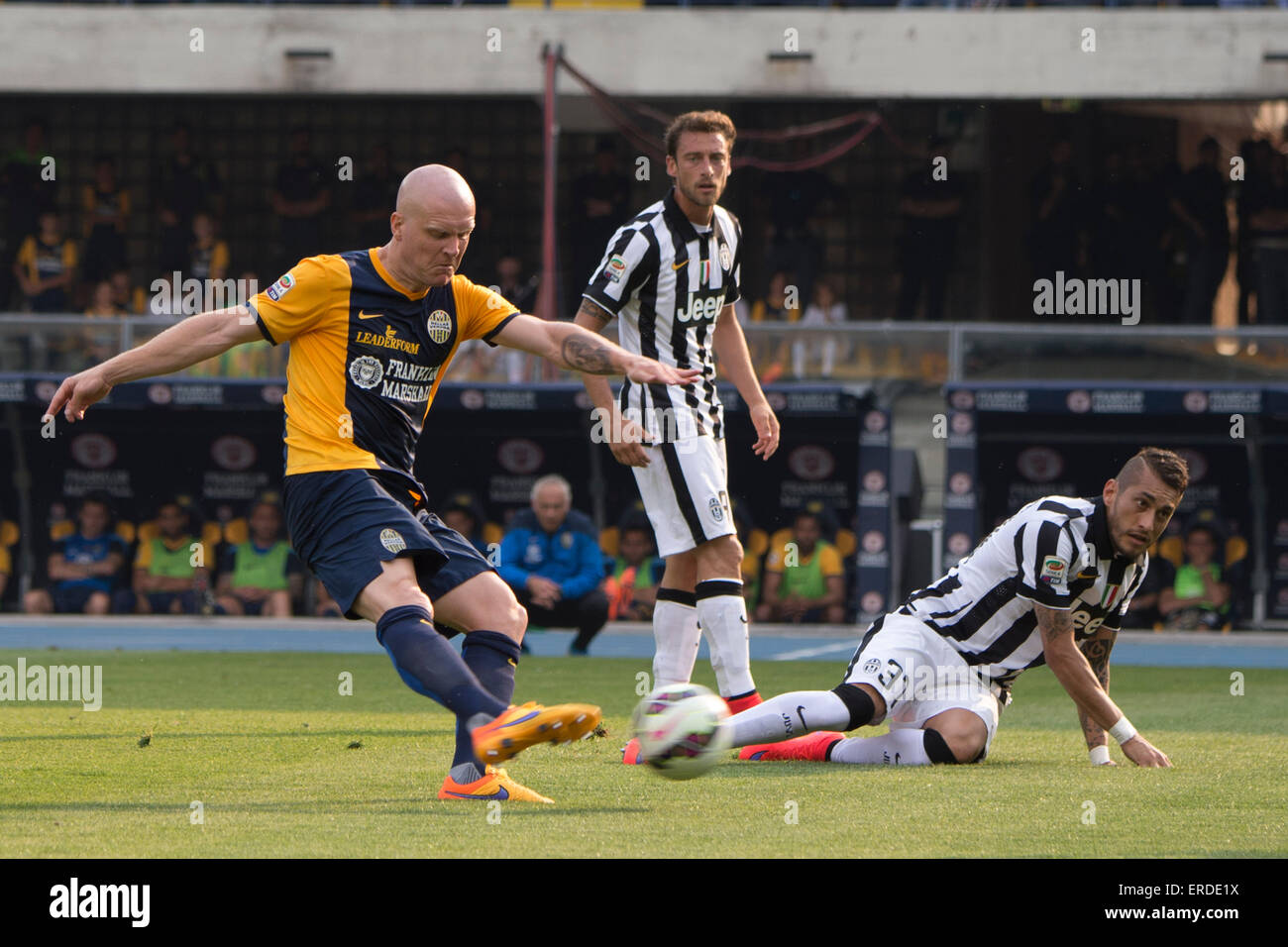 Vérone, Italie. 30 mai, 2015. (L-R) Emil Hallfredsson (Hellas), Roberto Pereyra, Claudio Marchisio (Juventus) Football/soccer : Italien 'Serie' un match entre l'Hellas Vérone 2-2 la Juventus au Stadio Marc'Antonio Bentegodi de Vérone, Italie . © Maurizio Borsari/AFLO/Alamy Live News Banque D'Images