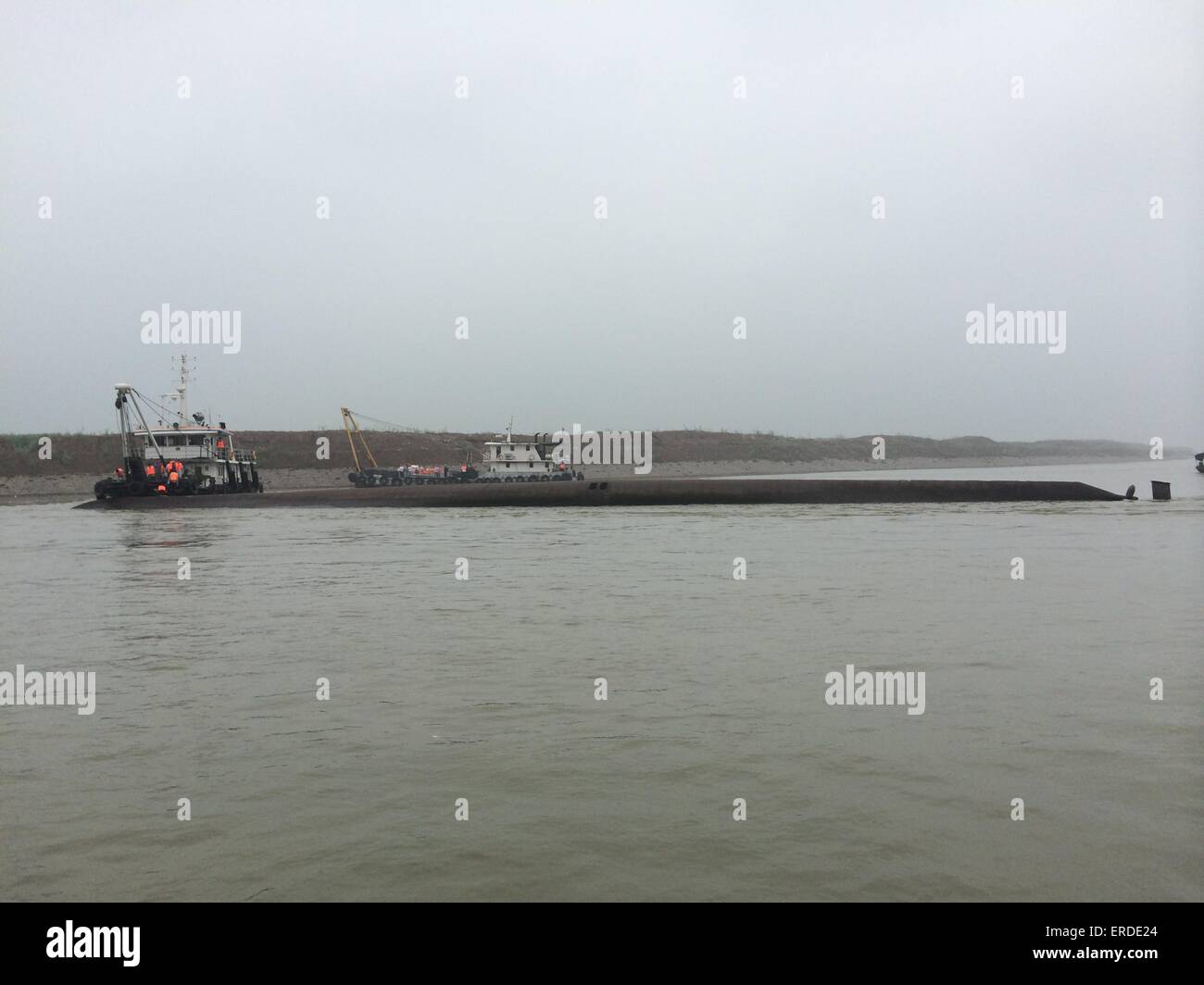 Jianli, Hubei, Chine. 2 juin, 2015. Les gens sont à la recherche pour l'suvivors Jianli, dans la province de Hubei, Chine, le 2 juin, 2015. 444 personnes étaient à bord de l'Eastern Star lorsqu'il sombra y compris 397 passagers, 42 membres d'équipage et cinq employés de l'agence de voyage, Xinhua News Agencey dit. Credit : Panda Eye/Alamy Live News Banque D'Images