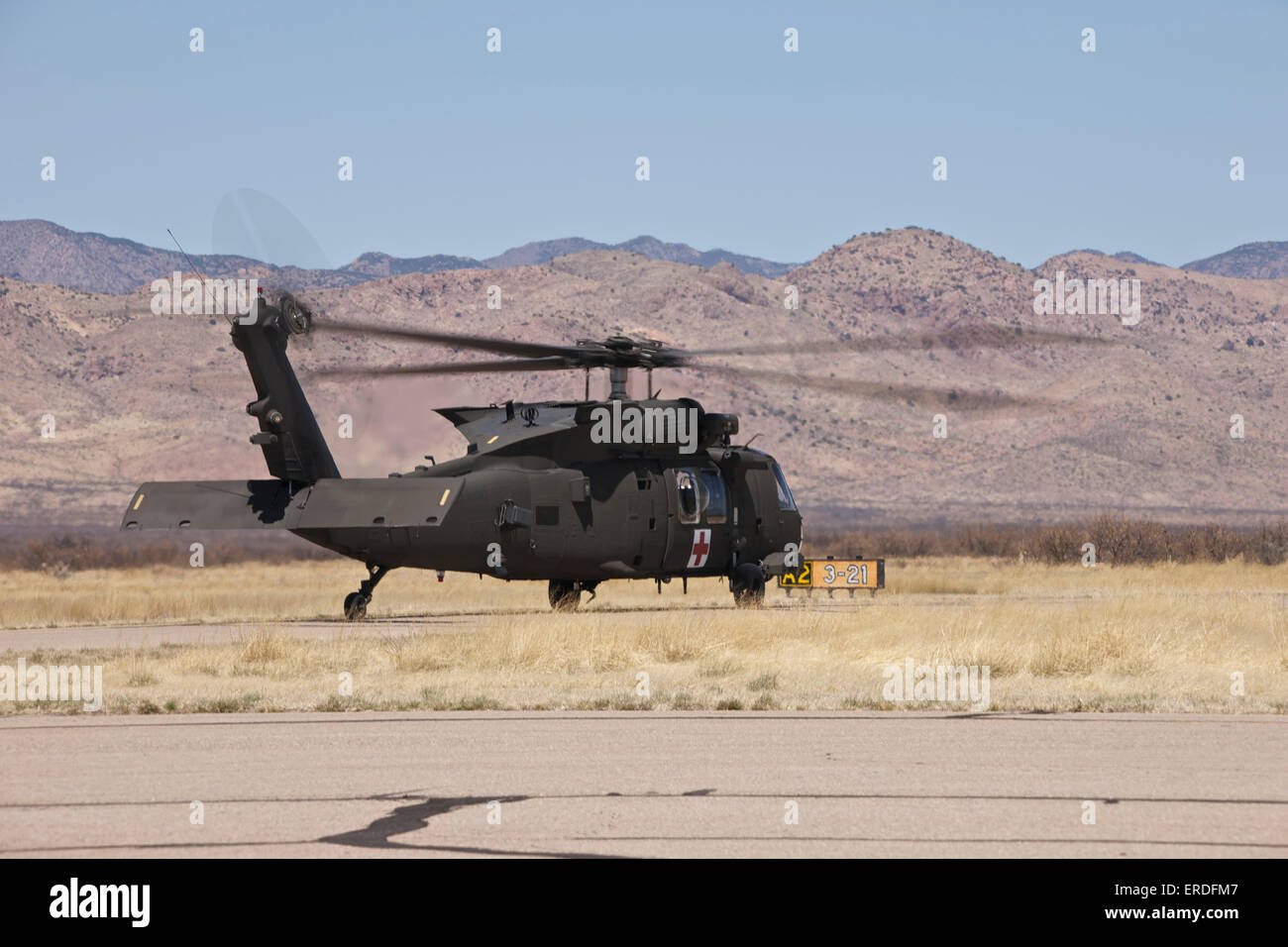 UH-60 Black Hawk décolle après avoir fait le plein dans le Nouveau Mexique. Banque D'Images