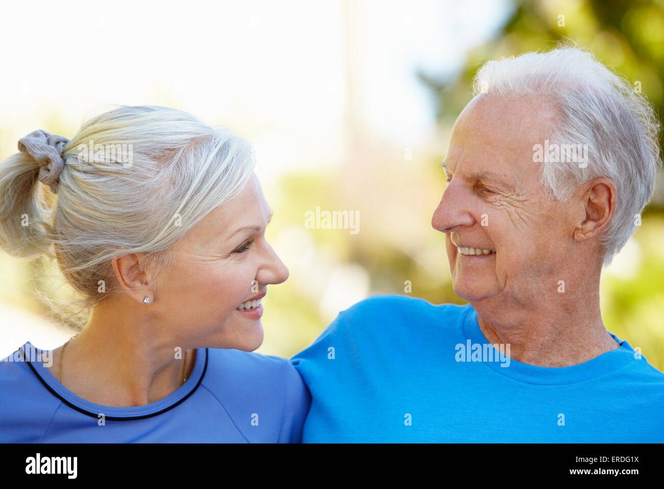 Vieil Homme et femme plus jeune à l'extérieur Banque D'Images