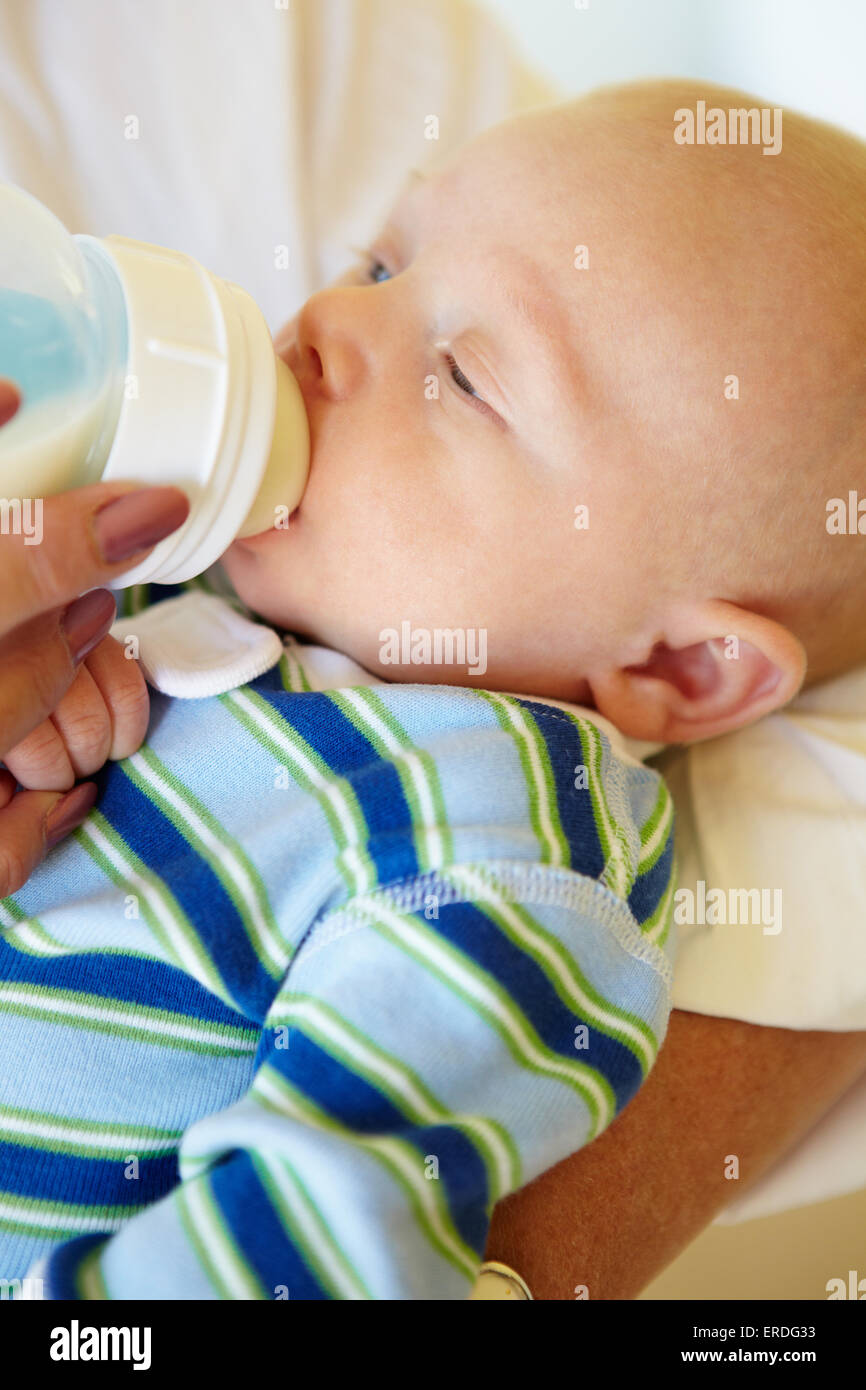 L'alimentation de bébé à partir de la bouteille Banque D'Images