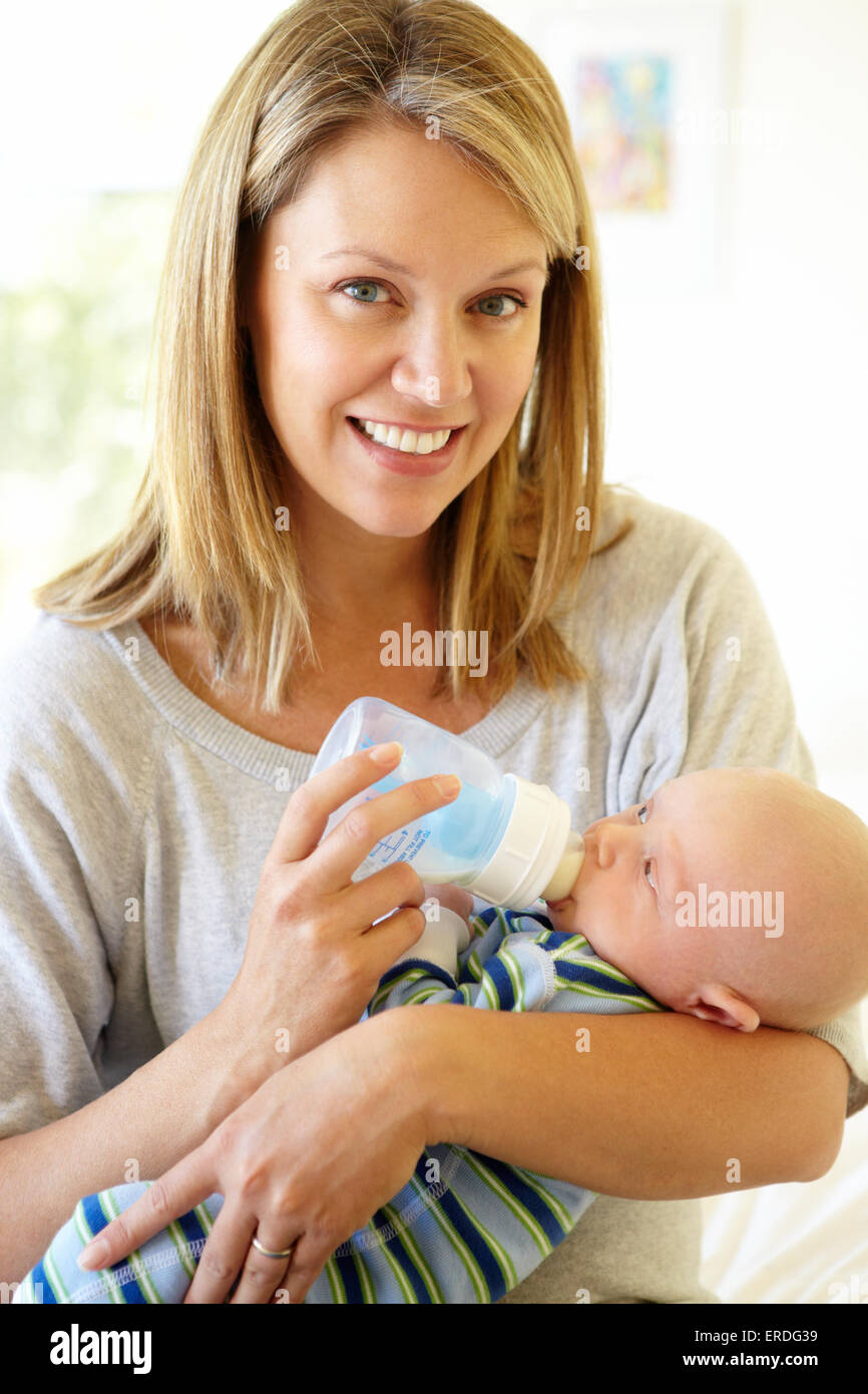 Mère biberon bébé Banque D'Images