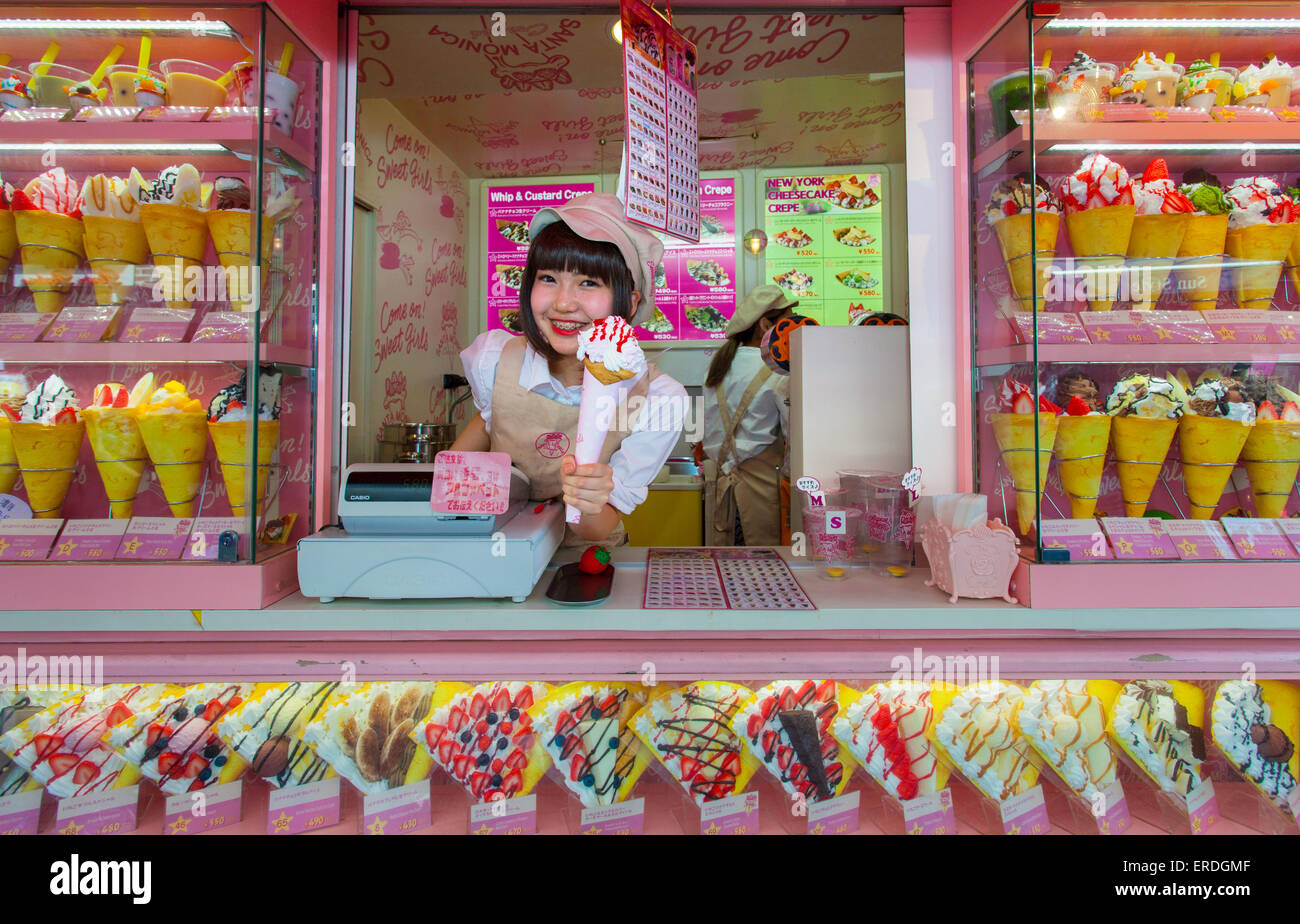 Crêpe et la crème glacée au vendeur d'Harajuku Takeshita street, connue pour ses boutiques colorées et Punk Manga - Anime aspect global. Banque D'Images
