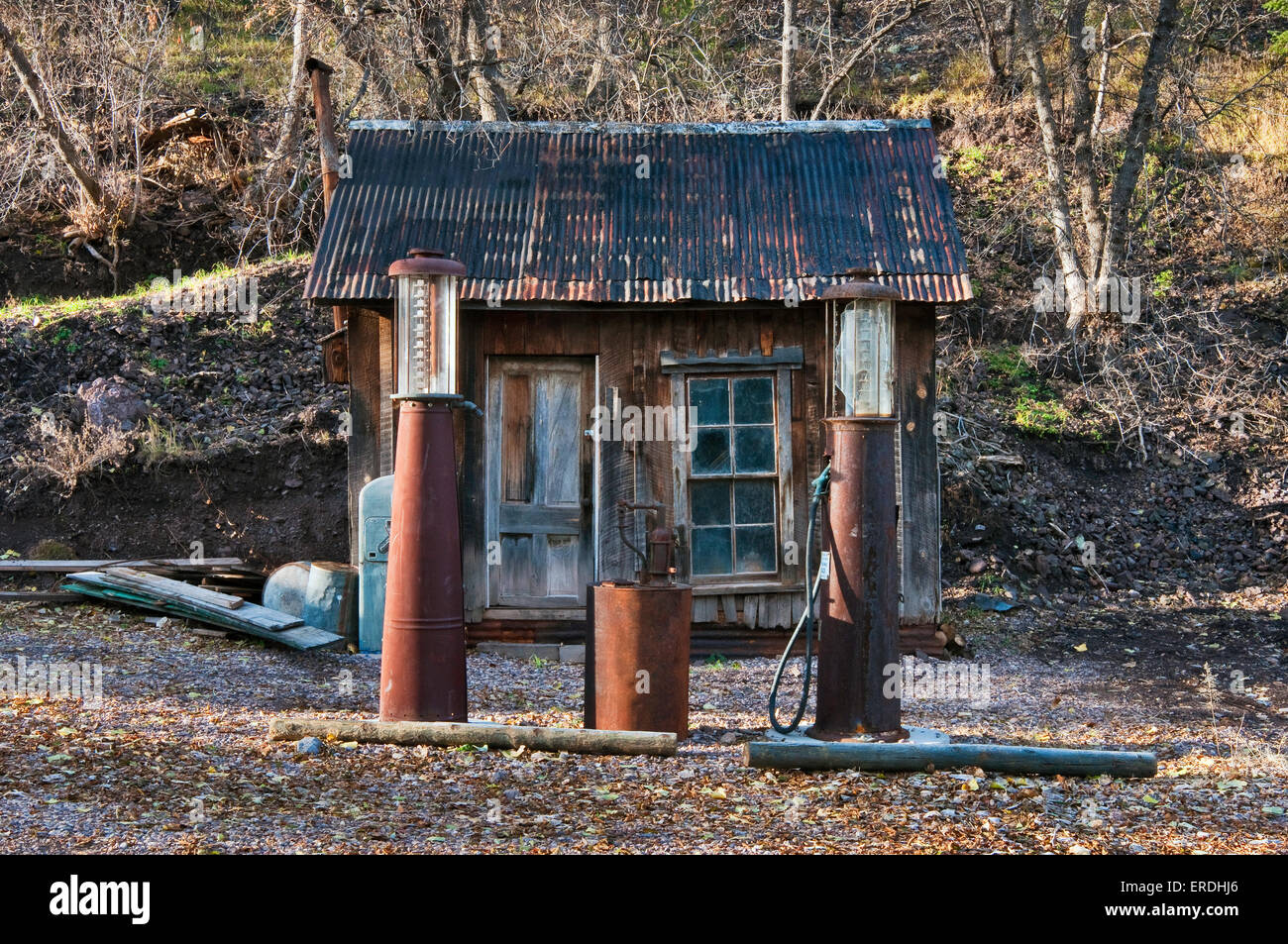 Ancienne station essence à semi-ville fantôme de Mogollon, New Mexico, USA Banque D'Images