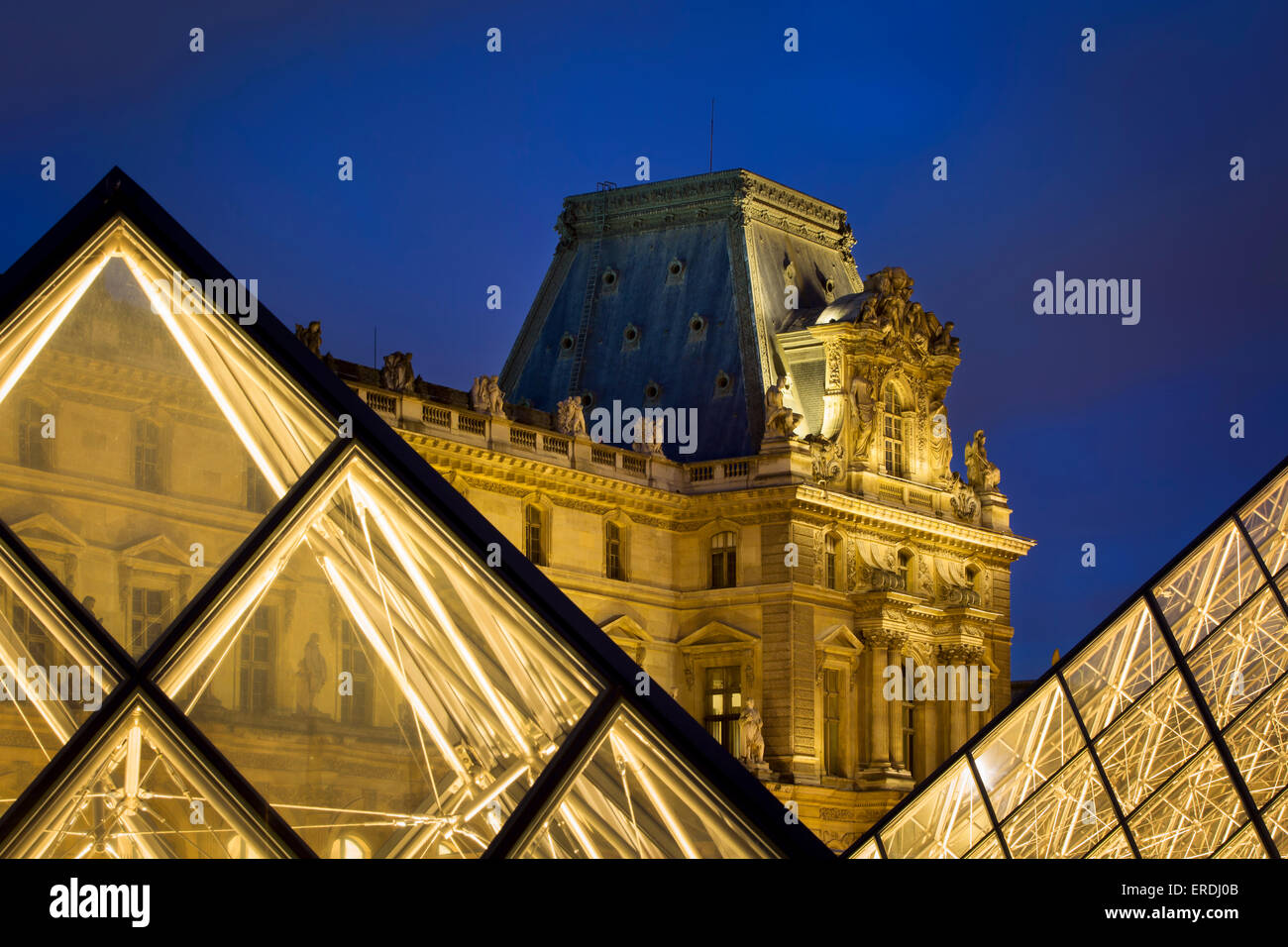 Soir dans la cour du Musée du Louvre, Paris, France Banque D'Images