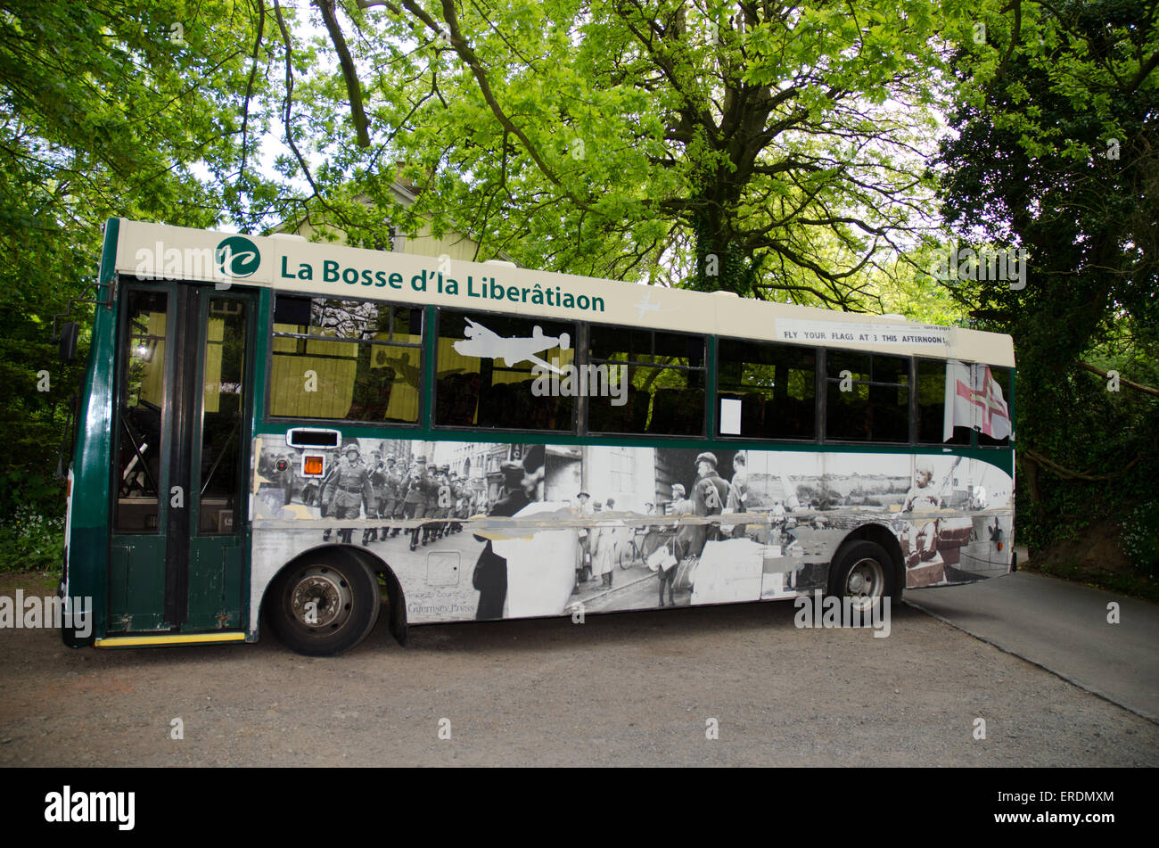 Un coach bus décoré dans la célébration de la fin de l'occupation allemande de la SECONDE GUERRE MONDIALE à Guernsey Channel Islands Banque D'Images