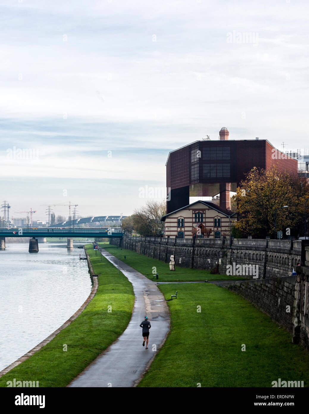 Avec l'élévation de l'ouest de la rivière. Cricoteka - Musée de Tadeusz Kantor, Kraków, Pologne. Architecte : WIZJA BIURO ARCHITEKTONICZNE , Banque D'Images