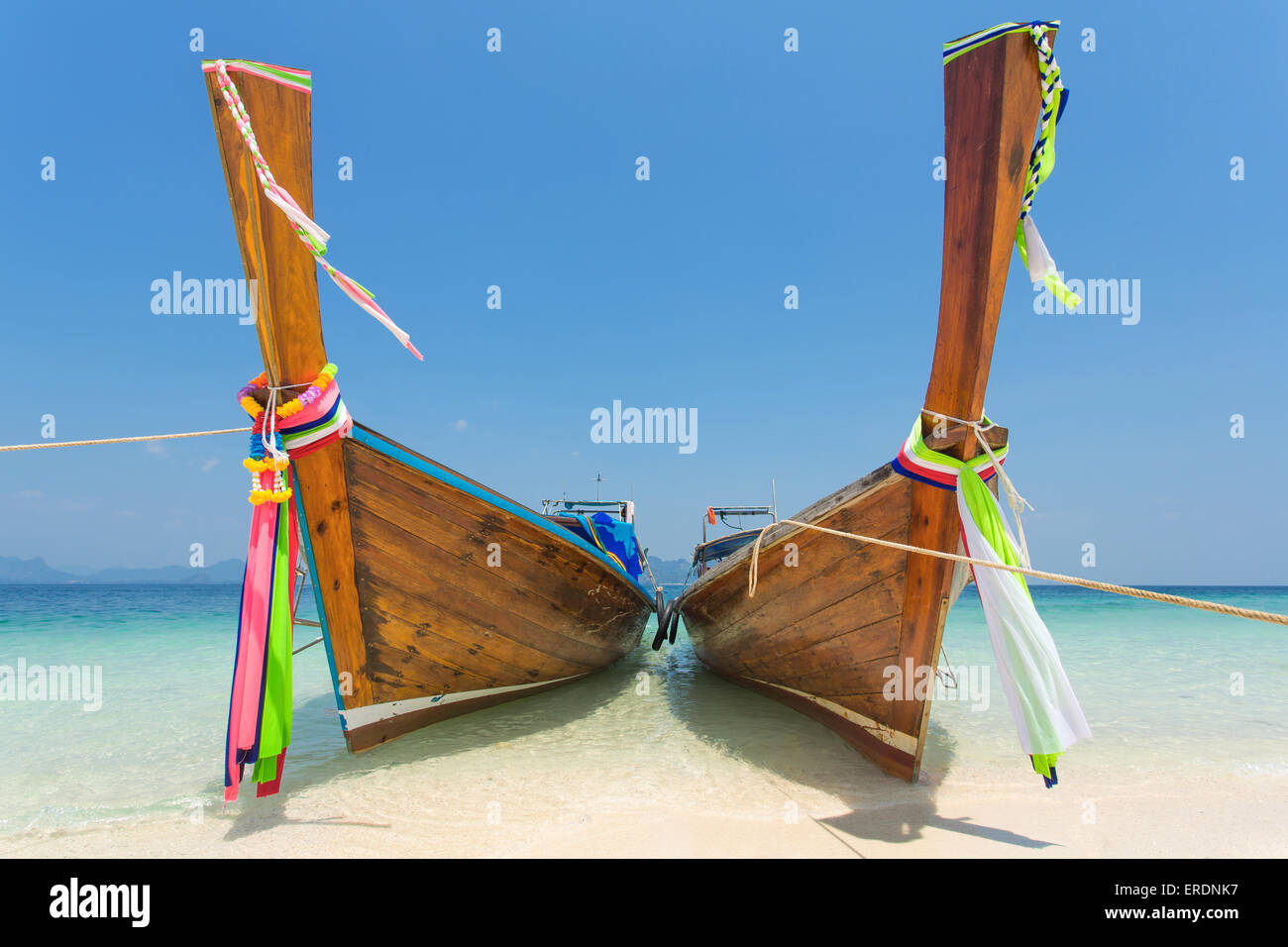 Bateaux Longtail au Tropical Beach de Poda Island dans la mer d'Andaman, Thaïlande Banque D'Images