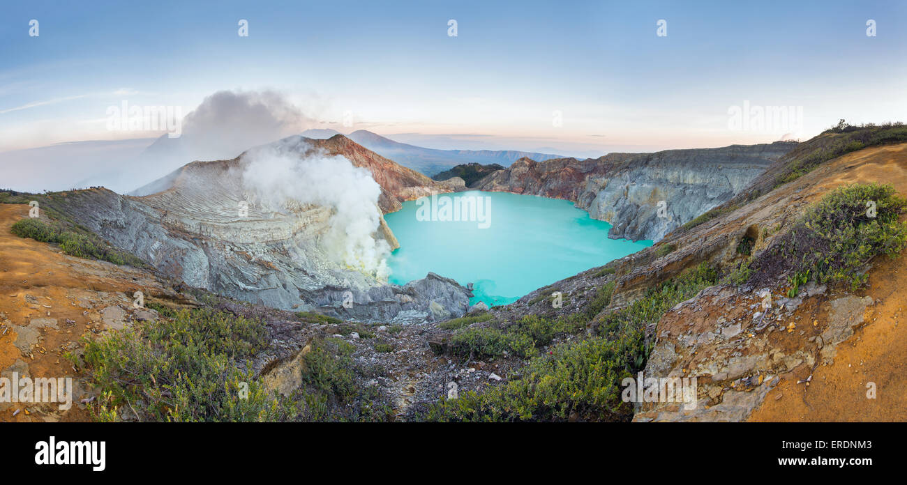 Kawah Ijen au lever du soleil, vue panoramique, Indonésie Banque D'Images
