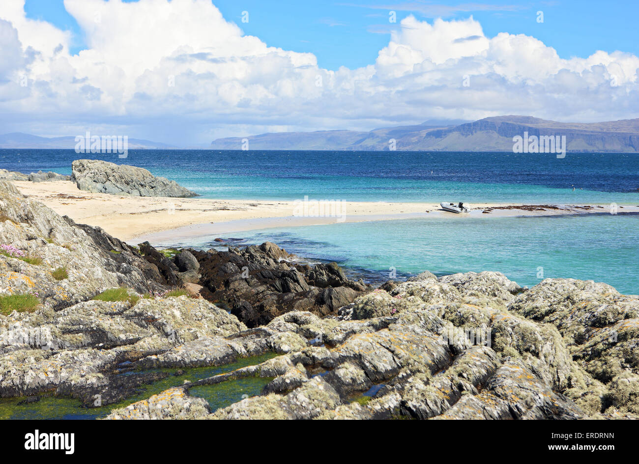 Plage de sable blanc de Eilean Annraidh une île inhabitée au nord d'Iona avec les collines de Mull en arrière-plan Banque D'Images