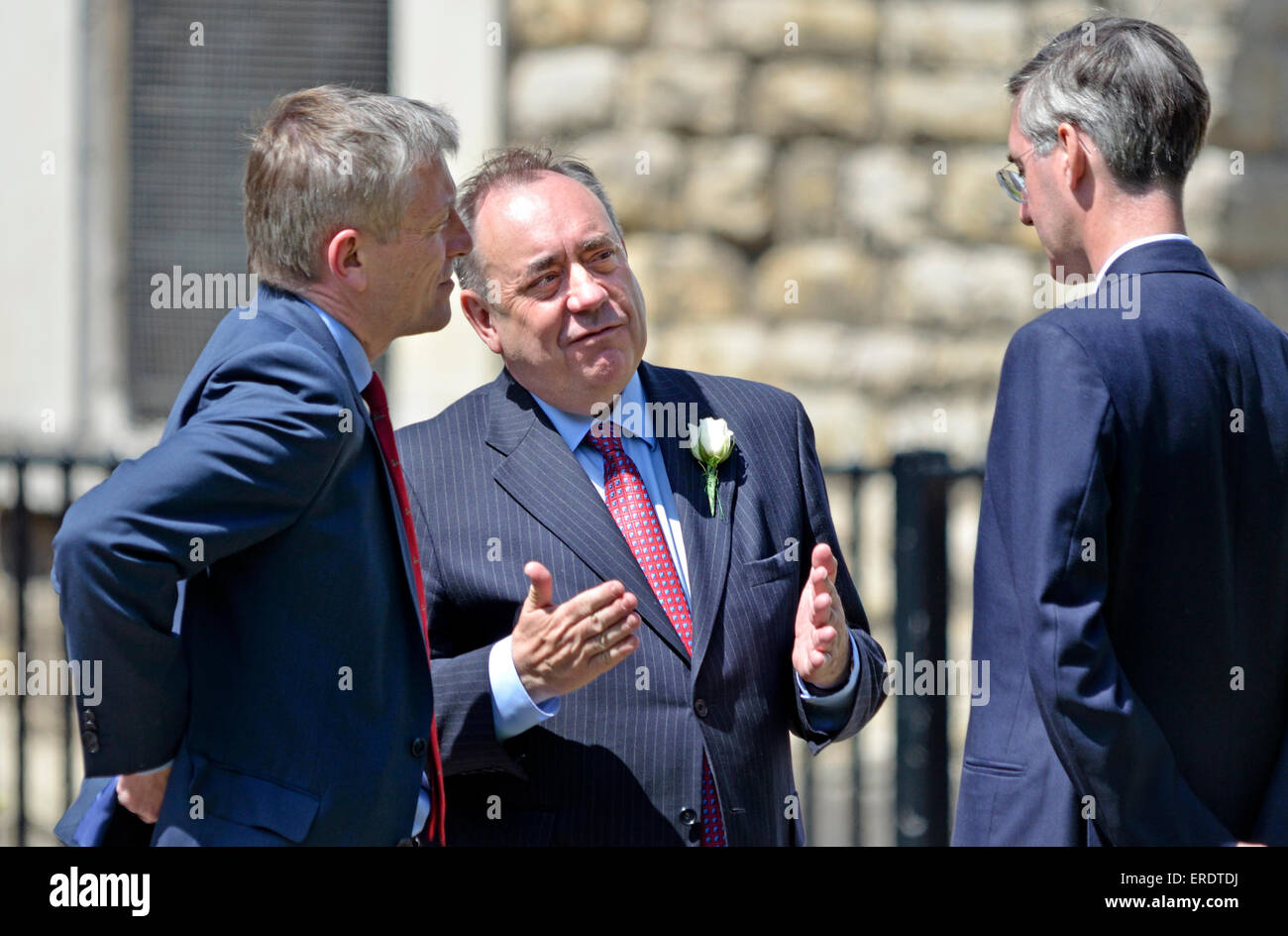Londres. 27 mai 2015. Ouverture du Parlement de l'État. Alex Salmond parler à Jacob Rees-Mogg sur College Green Banque D'Images