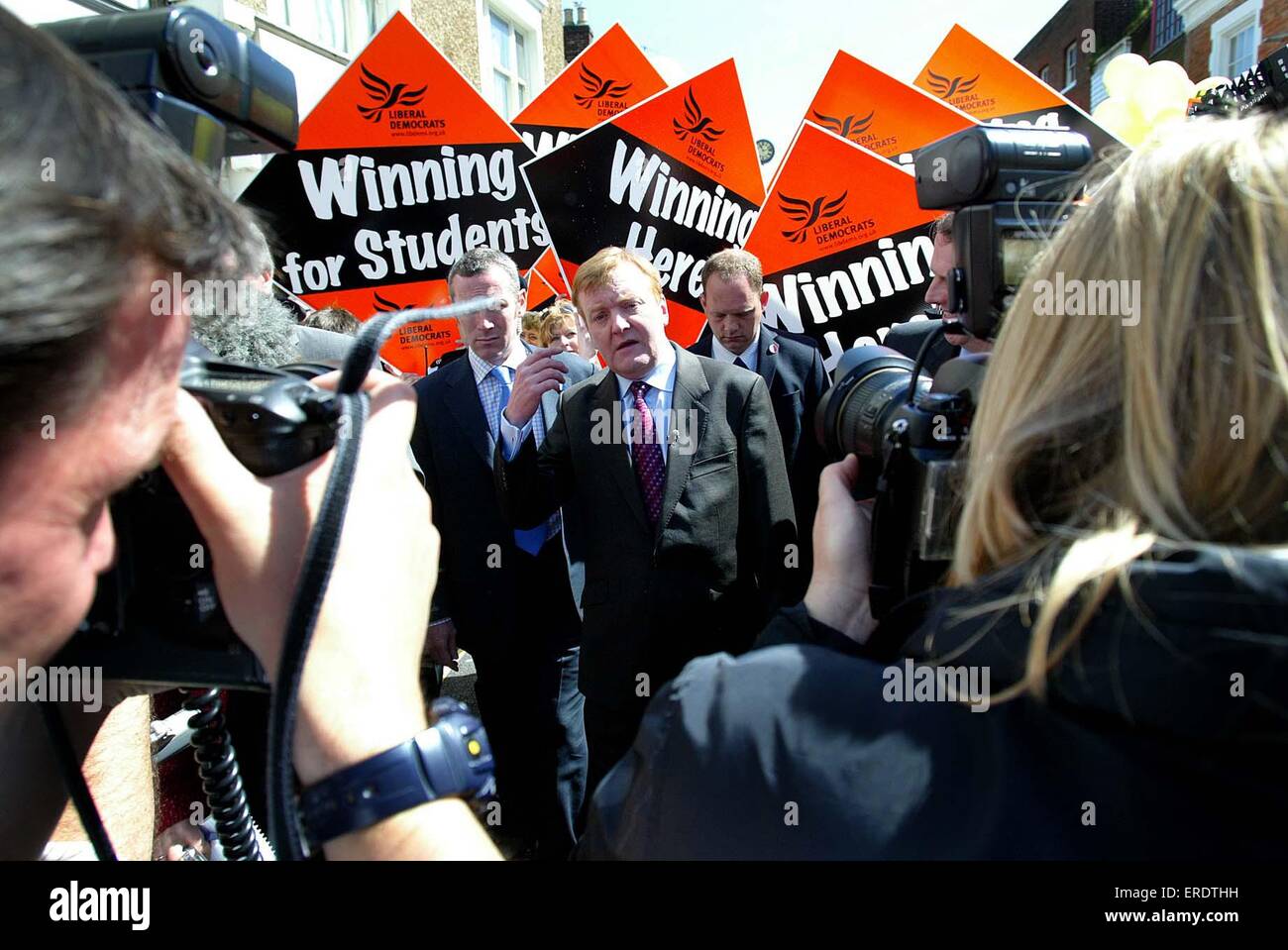 Le leader libéral-démocrate Charles Kennedy aborde une foule de Hythe, dans le Kent, Grande-Bretagne 20 Mar 2005 Banque D'Images