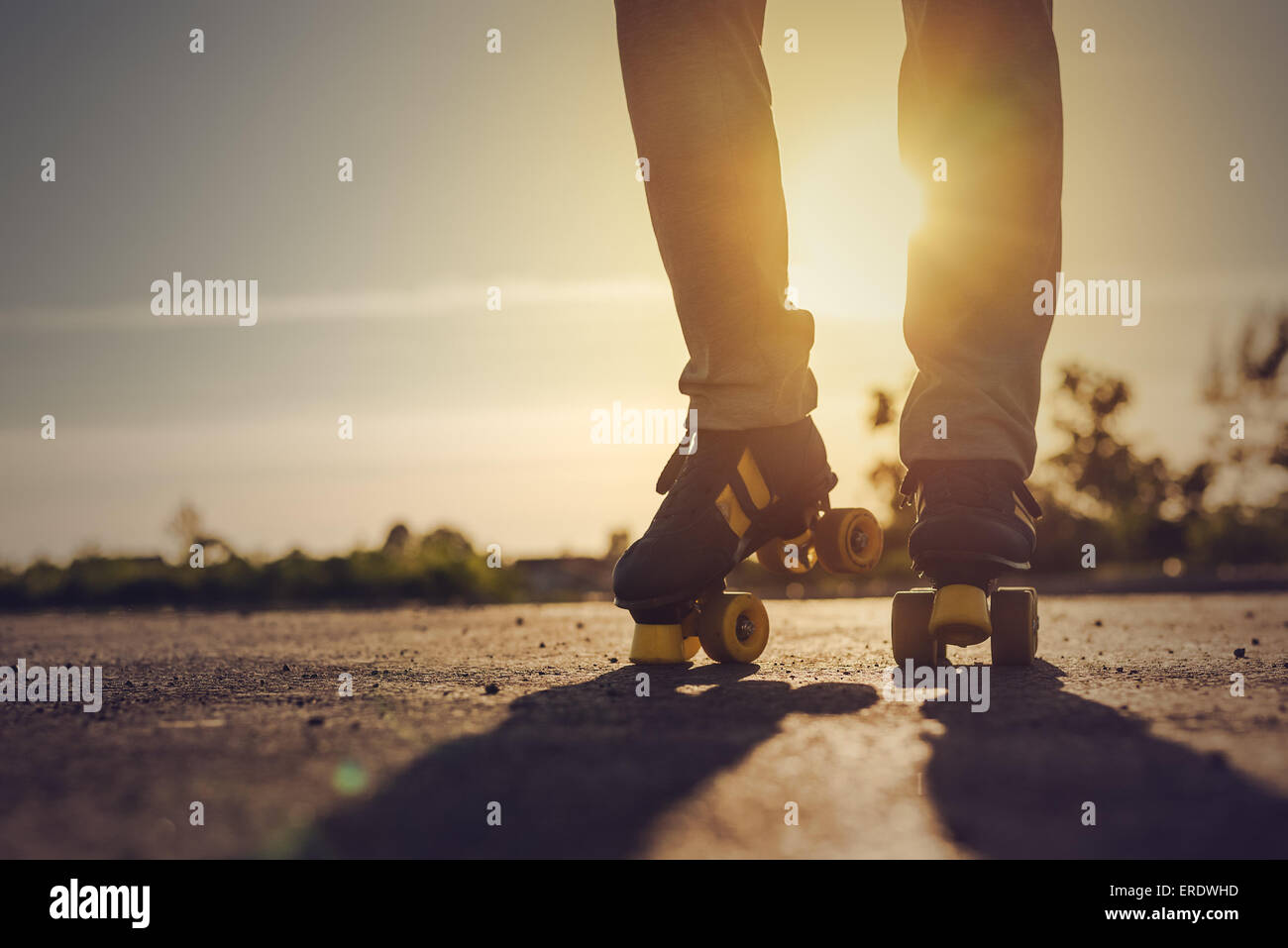 Woman Riding de patins en environnement urbain dans le coucher du soleil, Selective Focus tonique de l'image. Banque D'Images