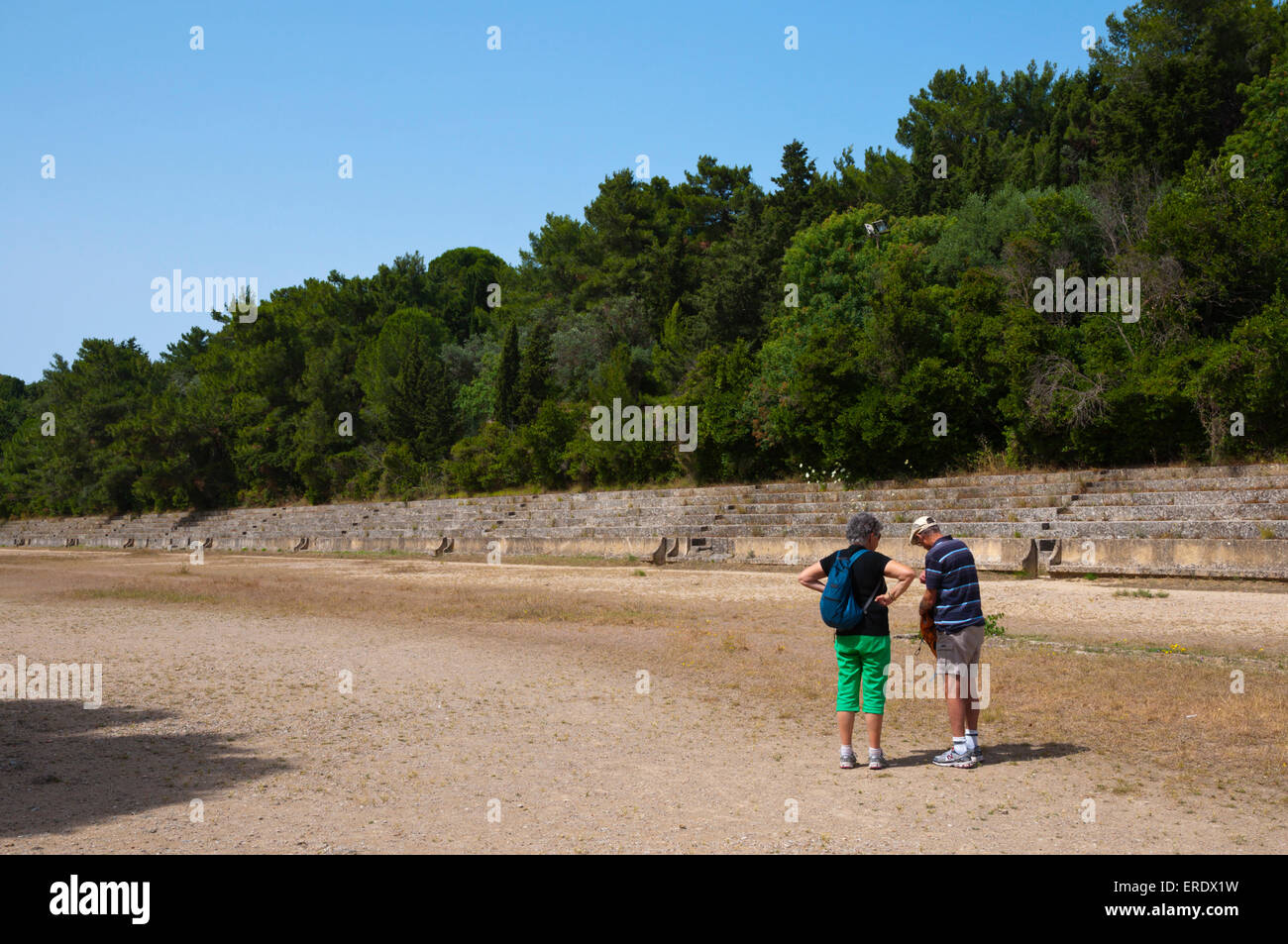 Couple de touristes, ncient stadium, Acropole Monte Smith, la ville de Rhodes, l'île de Rhodes, Grèce, Europe Banque D'Images