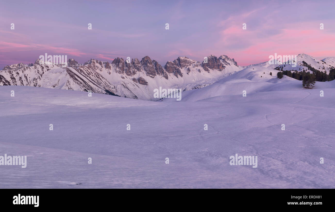 Salfeinssee le lac recouvert de neige sur une soirée d'hiver, les montagnes derrière, Salfeins Kalkkögel, Grinzens, Tyrol, Autriche Banque D'Images