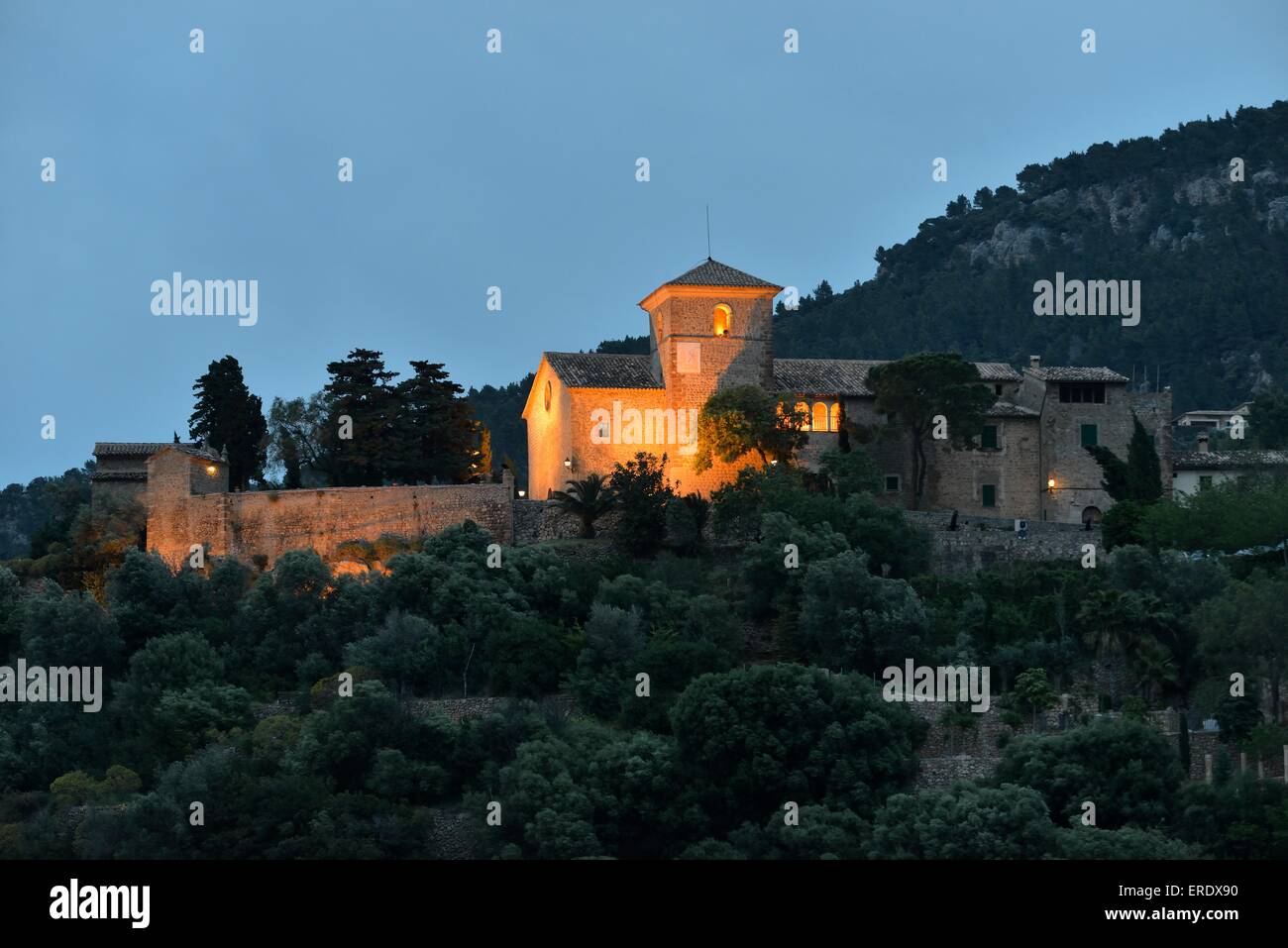 Eglise de San Juan Bautista église dans la lumière du soir, Deià, Serra de Tramuntana, à Majorque, Îles Baléares, Espagne Banque D'Images