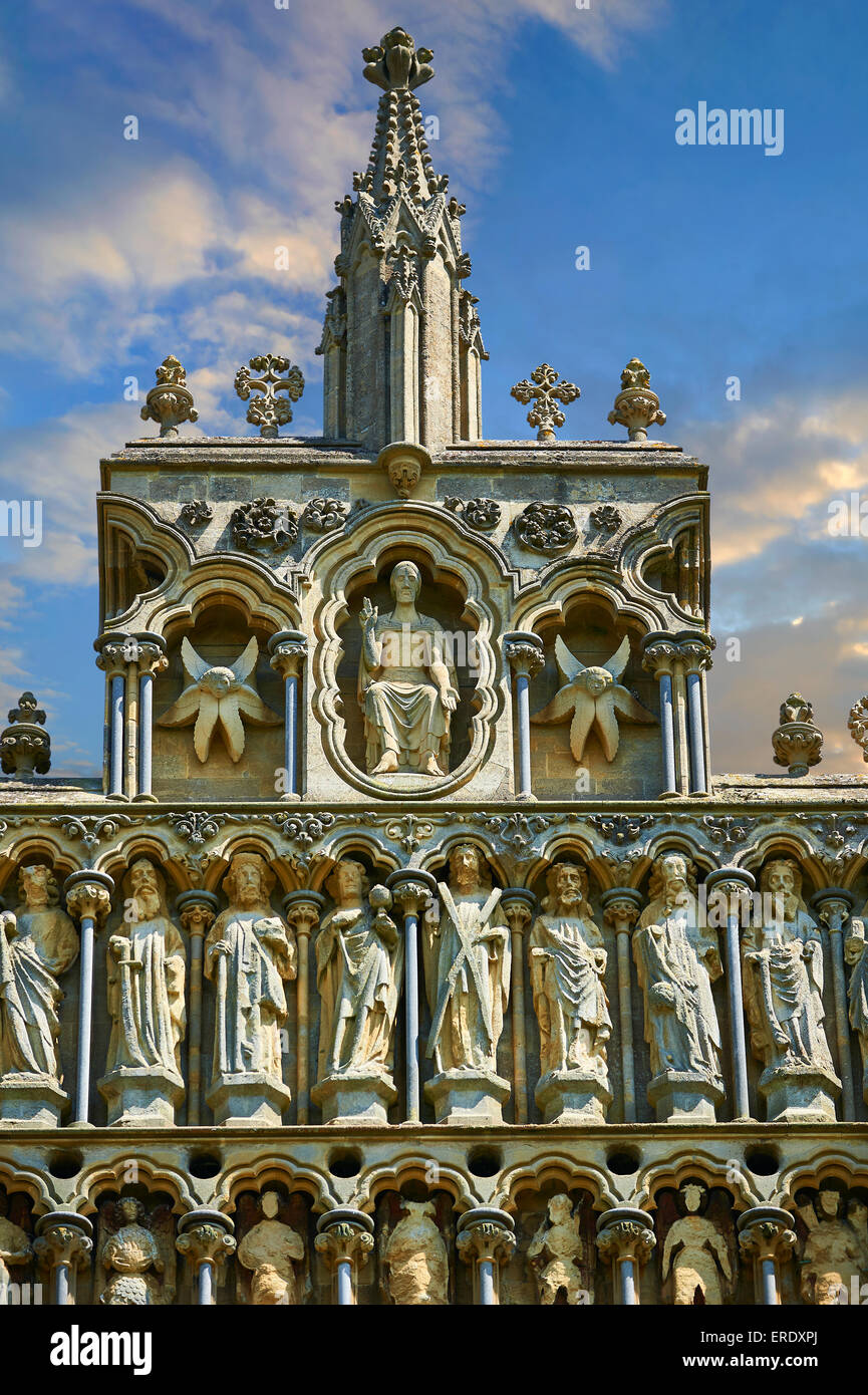 Statues sur la façade de la cathédrale de Wells médiévale construite au début du style gothique anglais en 1175, Wells, Somerset, Angleterre Banque D'Images