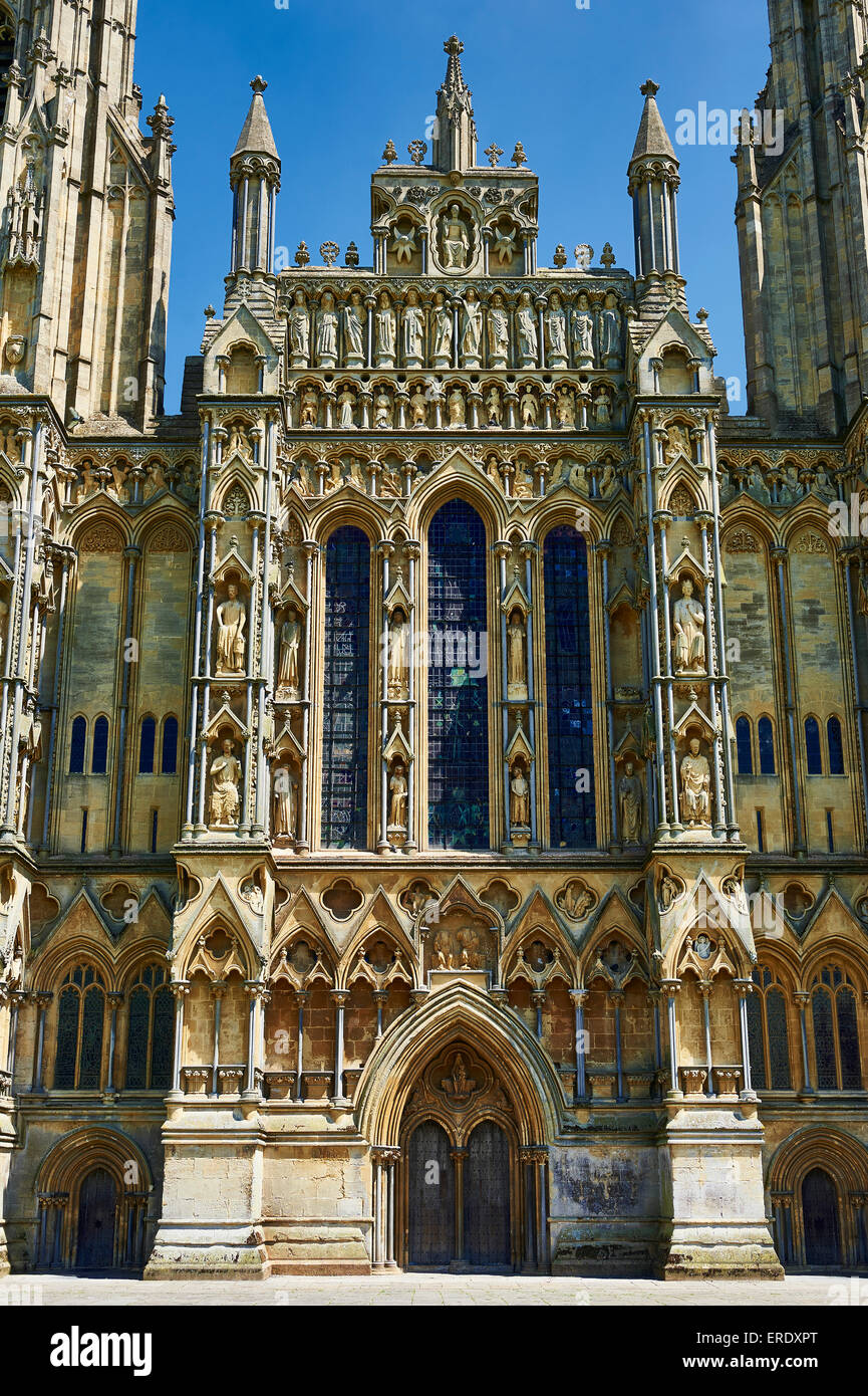 La façade de la cathédrale de Wells médiévale construite au début du style gothique anglais en 1175, Wells, Somerset, Angleterre Banque D'Images