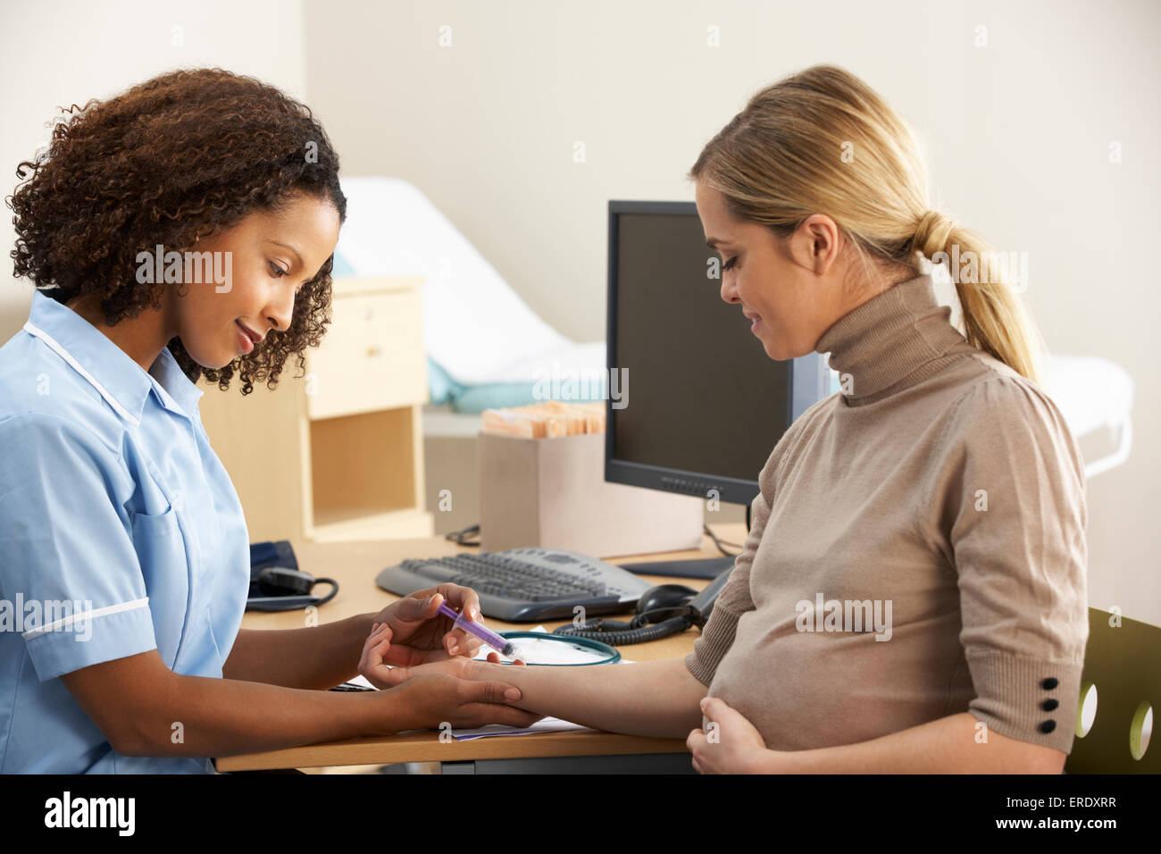 Infirmière de prendre échantillon de sang de femme enceinte Banque D'Images