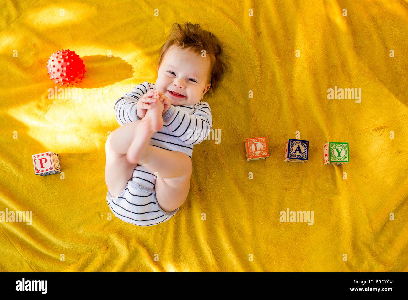 Caucasian baby girl Playing with blocks on bed Banque D'Images