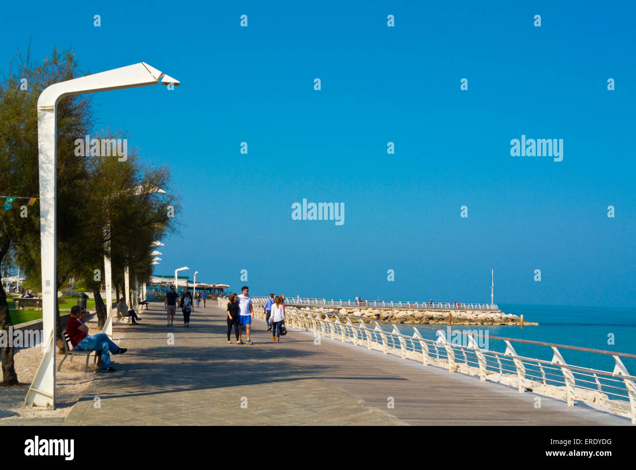 Promenade en bord de mer, Pesaro, Marches, Italie Banque D'Images