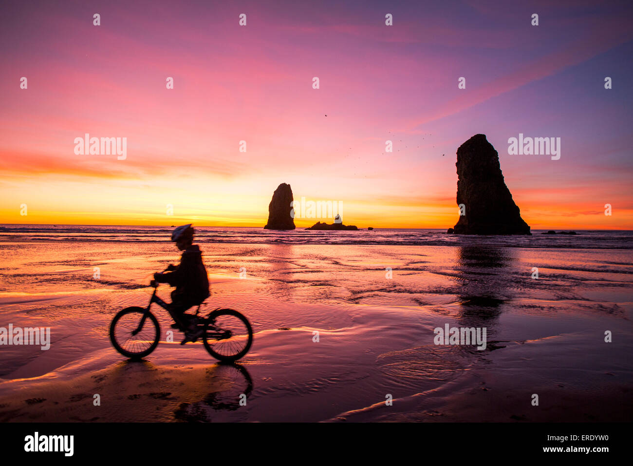 Silhouette of Caucasian girl autour de formations rocheuses sur Cannon Beach, Oregon, United States Banque D'Images