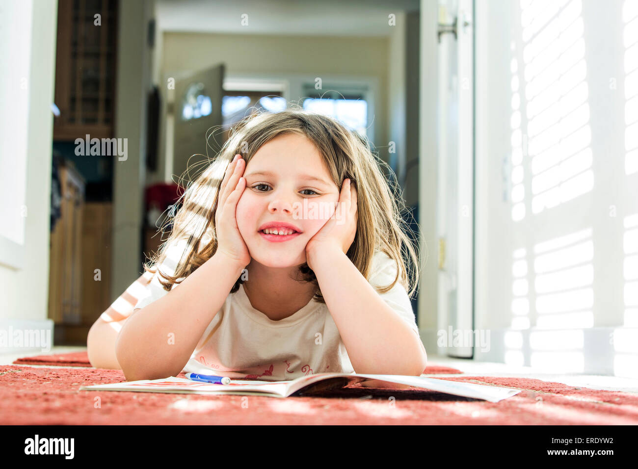 Close up of Caucasian girl reading book sur marbre Banque D'Images