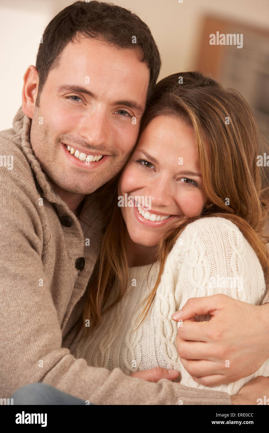 30s Portrait couple hugging indoors Banque D'Images