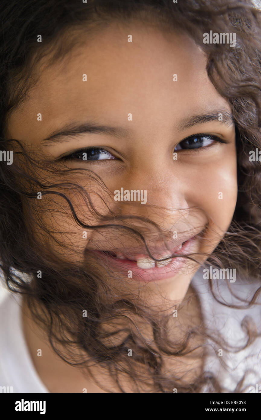 Close up of face de smiling mixed race girl Banque D'Images