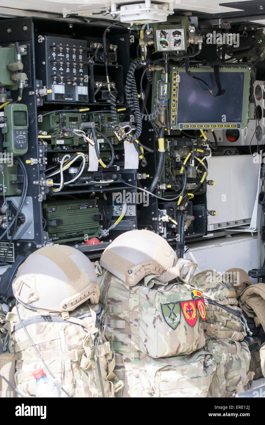 L'intérieur du véhicule militaire blindé avec de multiples équipements électroniques pour les communications et la transmission de données Banque D'Images