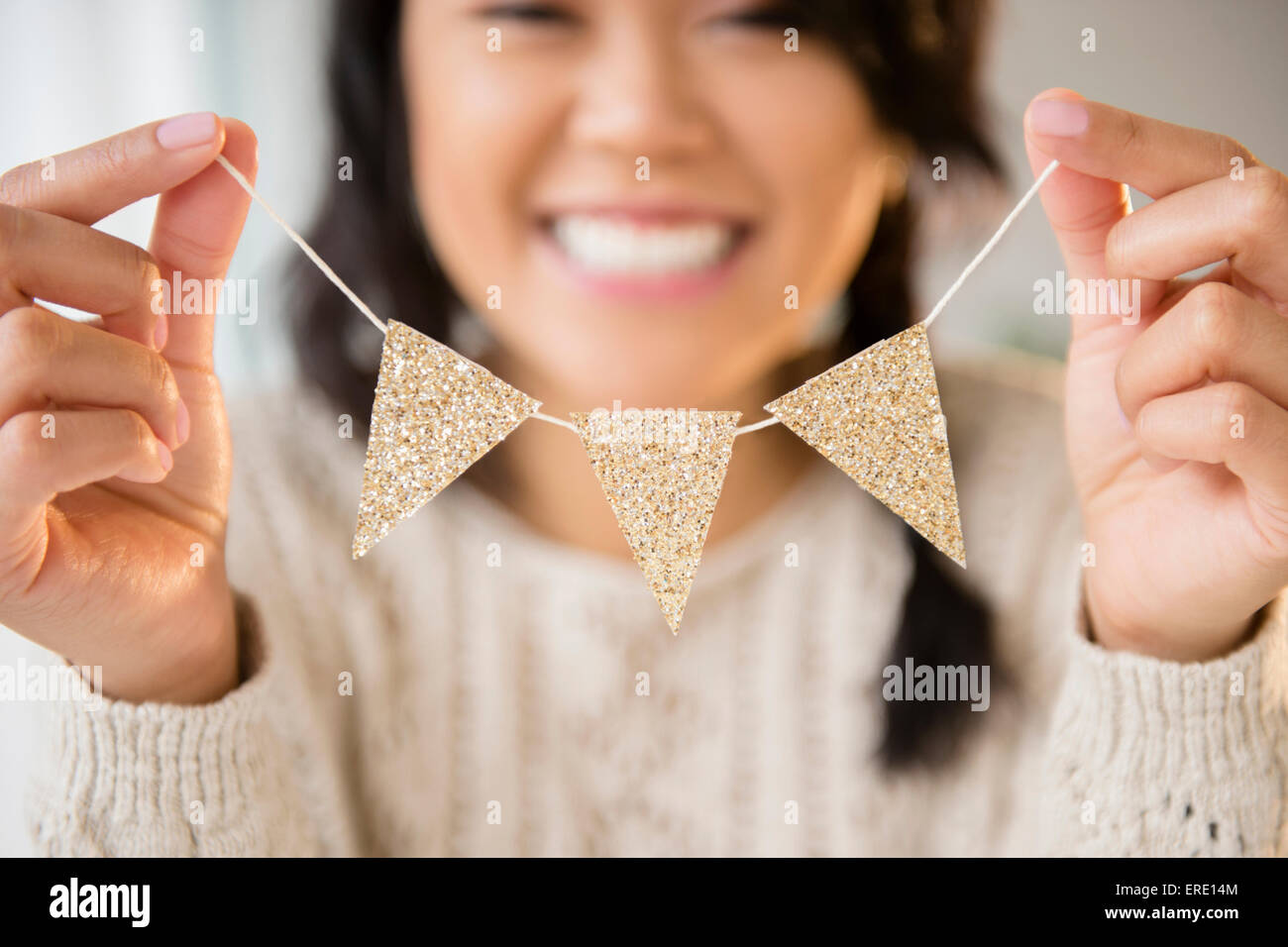 Pacific Islander woman holding décoration bannière miniature Banque D'Images