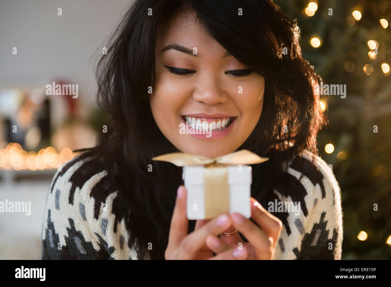 Pacific Islander woman holding small wrapped gift Banque D'Images