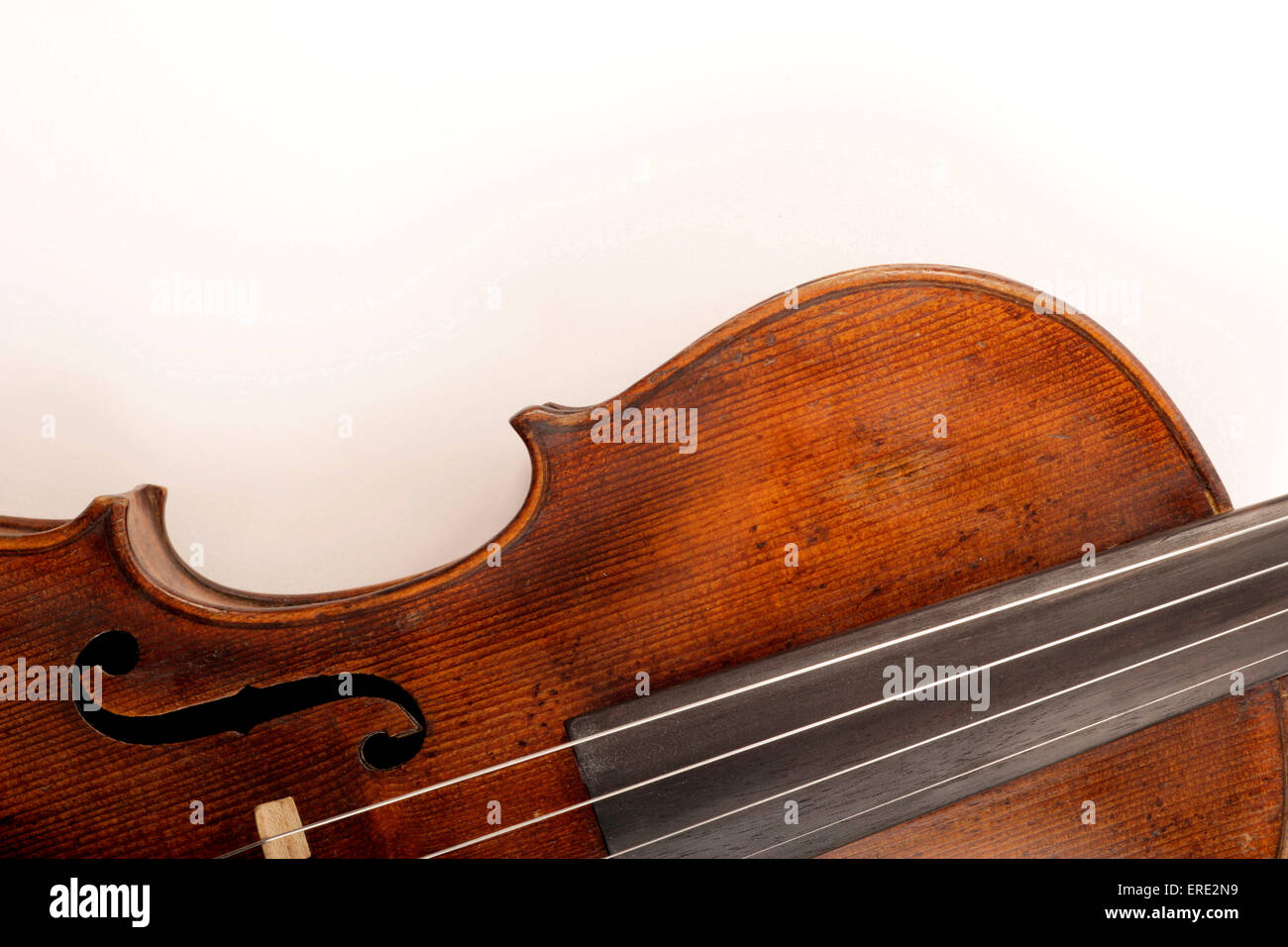 Le violon, instrument de détail montrant le trou f et cordes. Copie d'un instrument par Jacobus Stainer. Banque D'Images